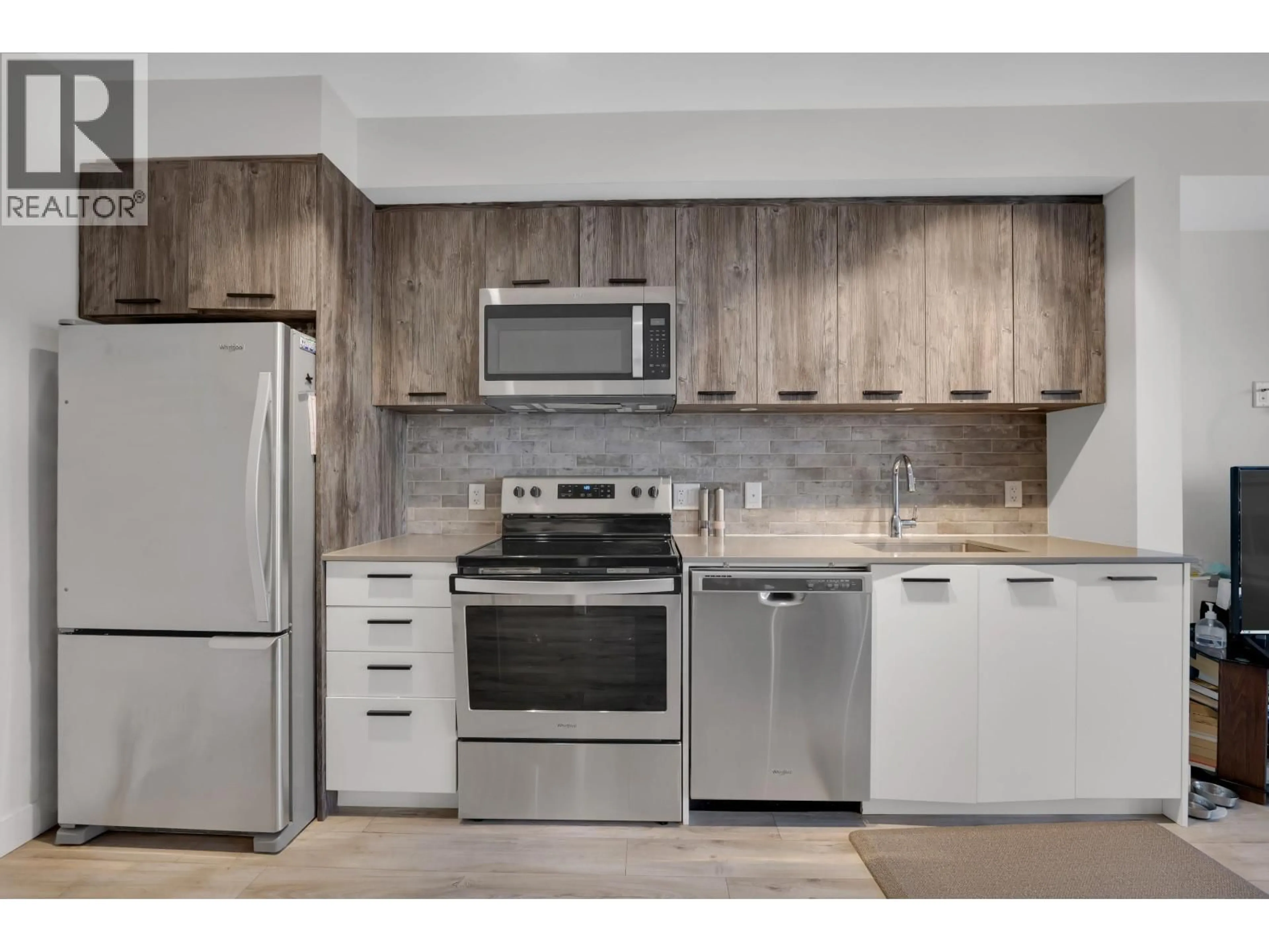 Standard kitchen, unknown for 305 - 38013 THIRD AVENUE, Squamish British Columbia V8B0Z8