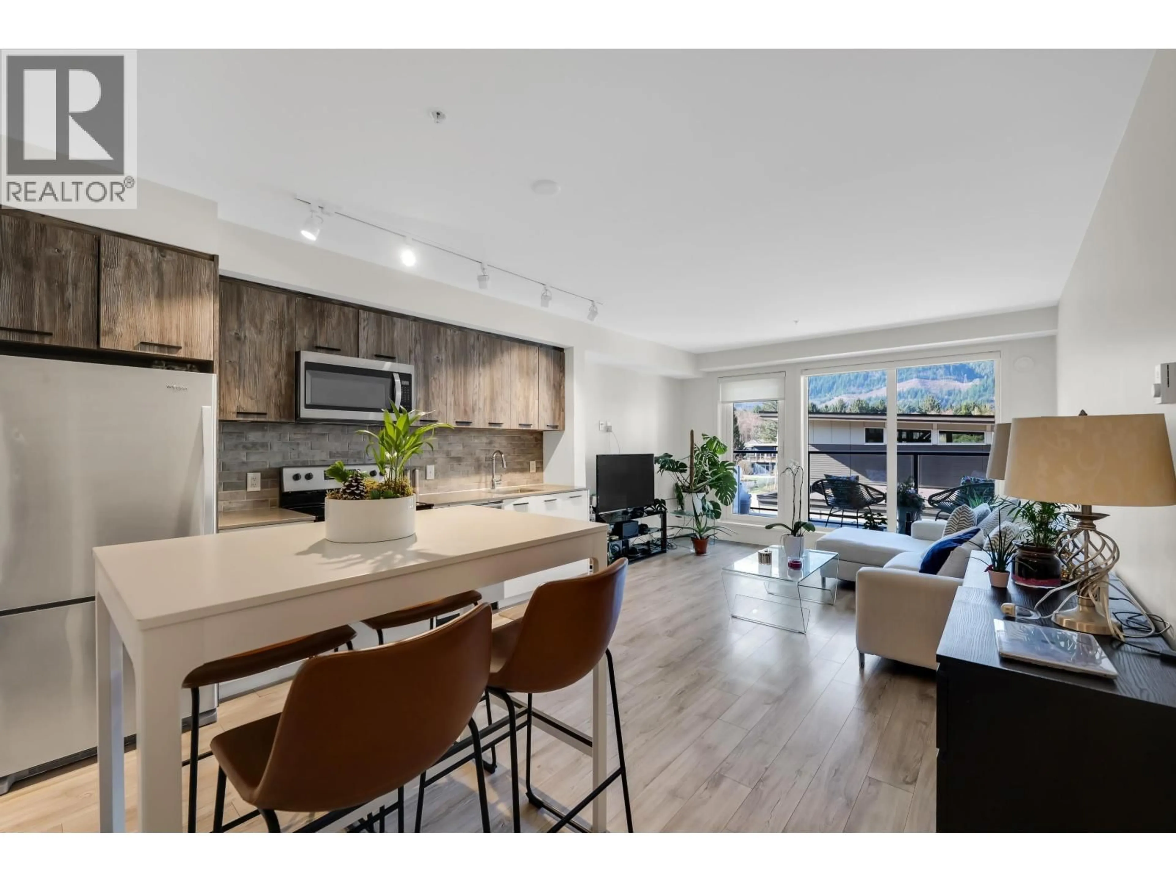 Open concept kitchen, wood/laminate floor for 305 - 38013 THIRD AVENUE, Squamish British Columbia V8B0Z8