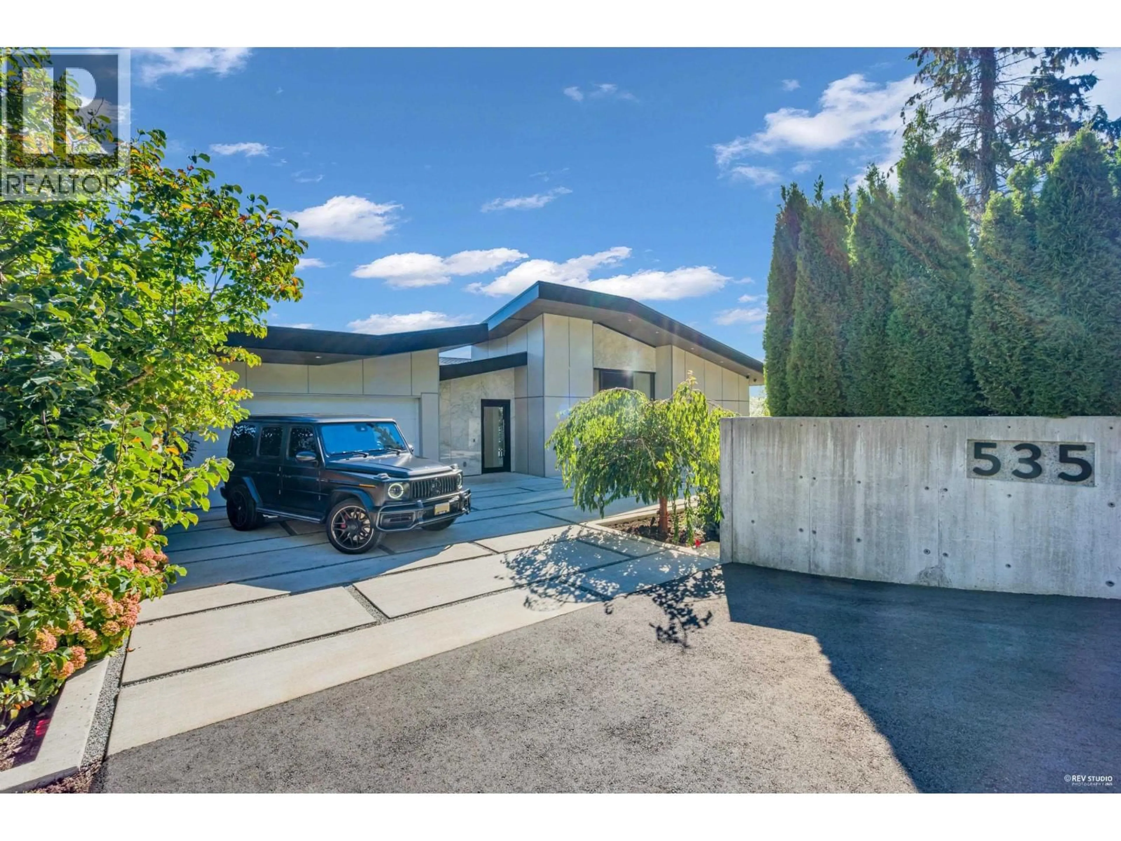 A pic from outside/outdoor area/front of a property/back of a property/a pic from drone, street for 535 CRAIGMOHR DRIVE, West Vancouver British Columbia V7S1W8