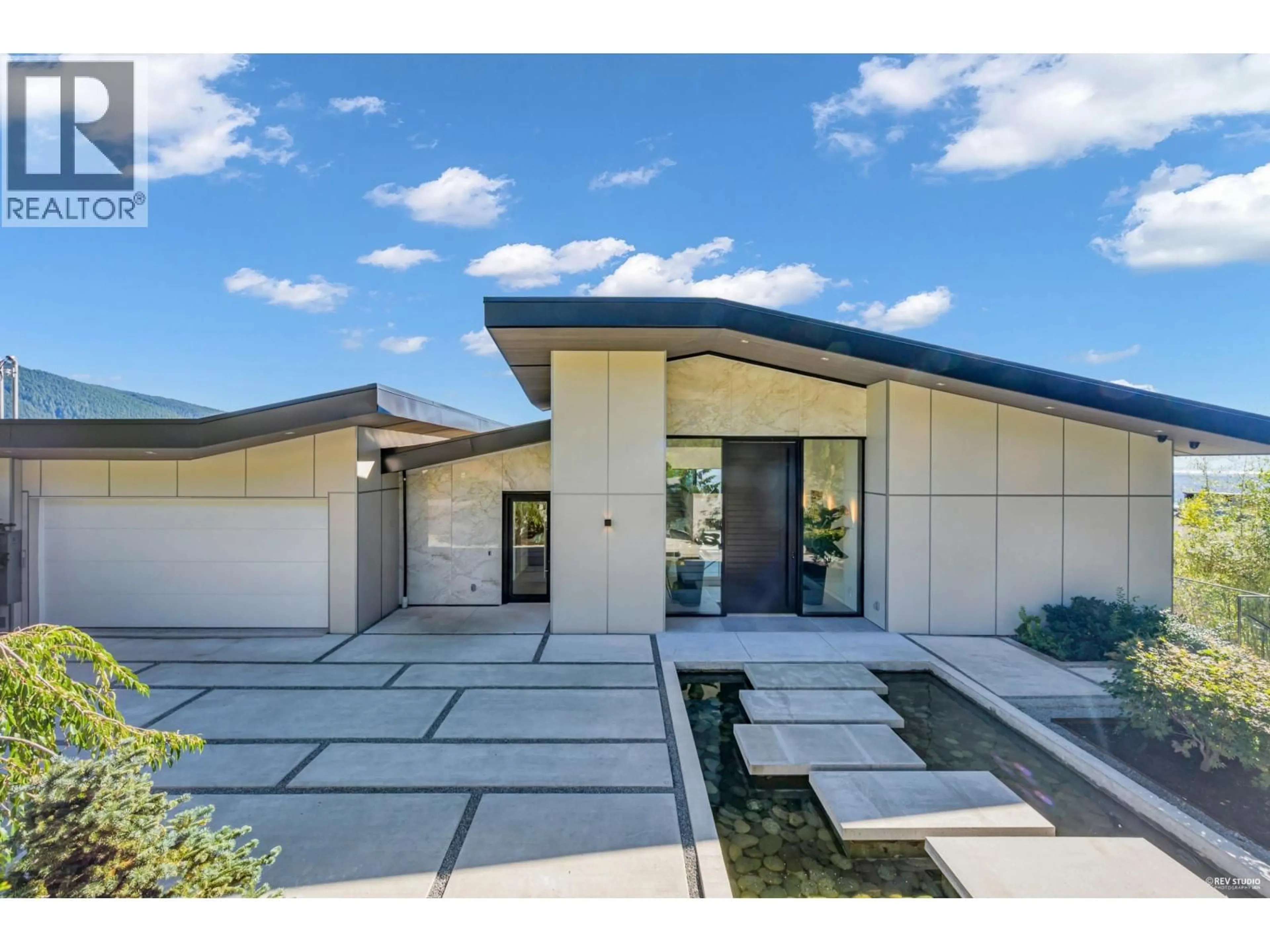 Home with vinyl exterior material, street for 535 CRAIGMOHR DRIVE, West Vancouver British Columbia V7S1W8