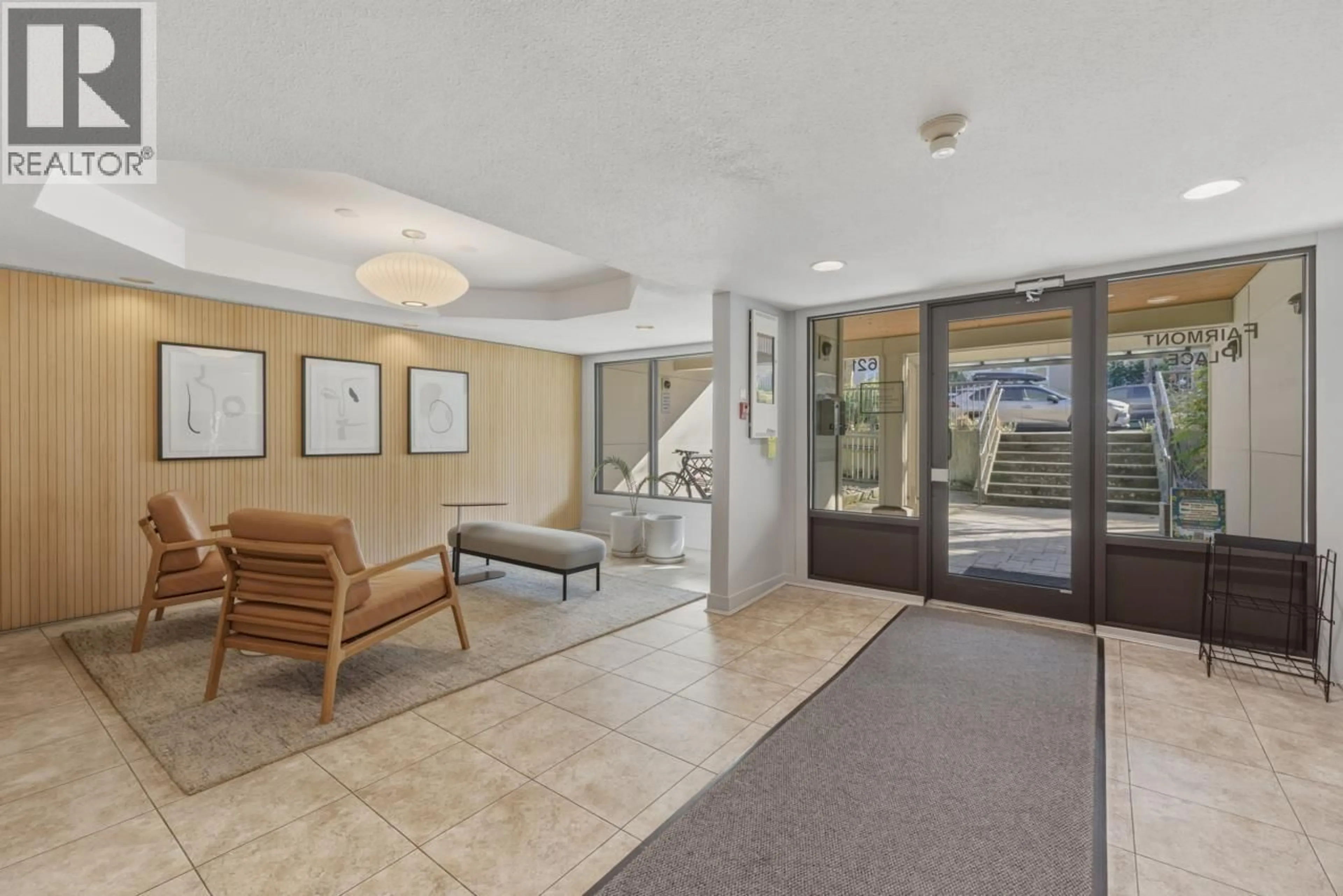 Indoor foyer for 105 - 621 6TH AVENUE, Vancouver British Columbia V5T4H3