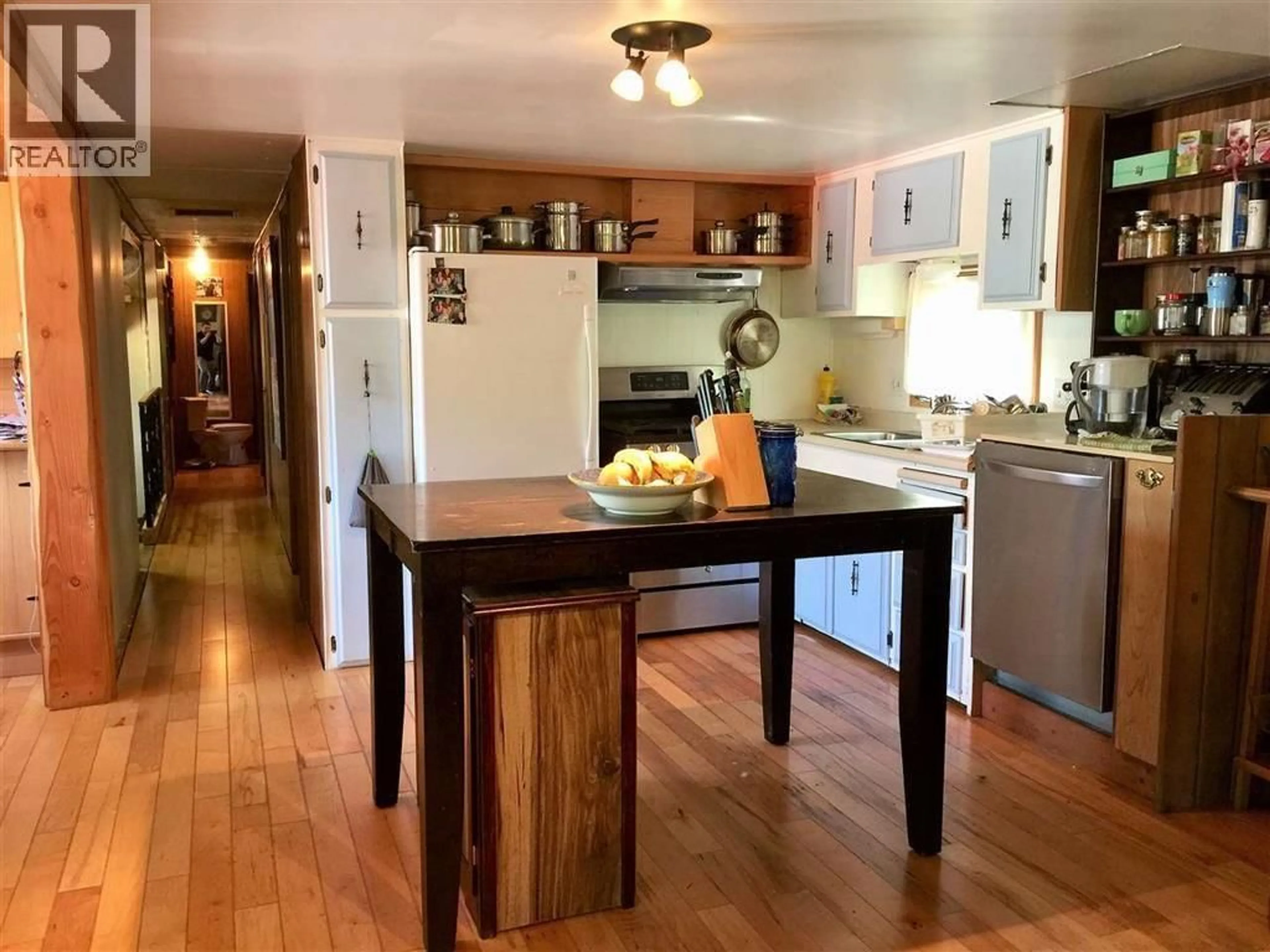 Open concept kitchen, wood/laminate floor for 6 BRACKEN PARKWAY, Squamish British Columbia V0N1H0