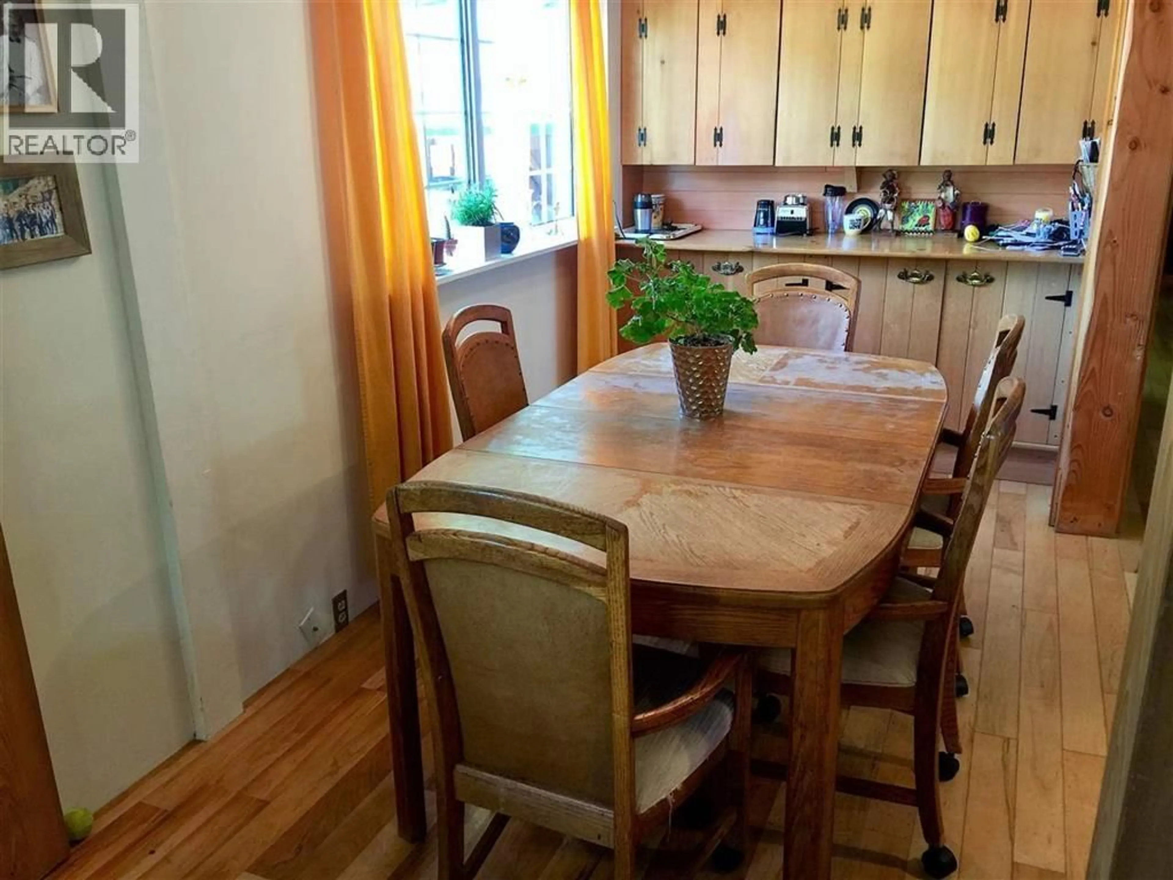 Dining room, wood/laminate floor for 6 BRACKEN PARKWAY, Squamish British Columbia V0N1H0