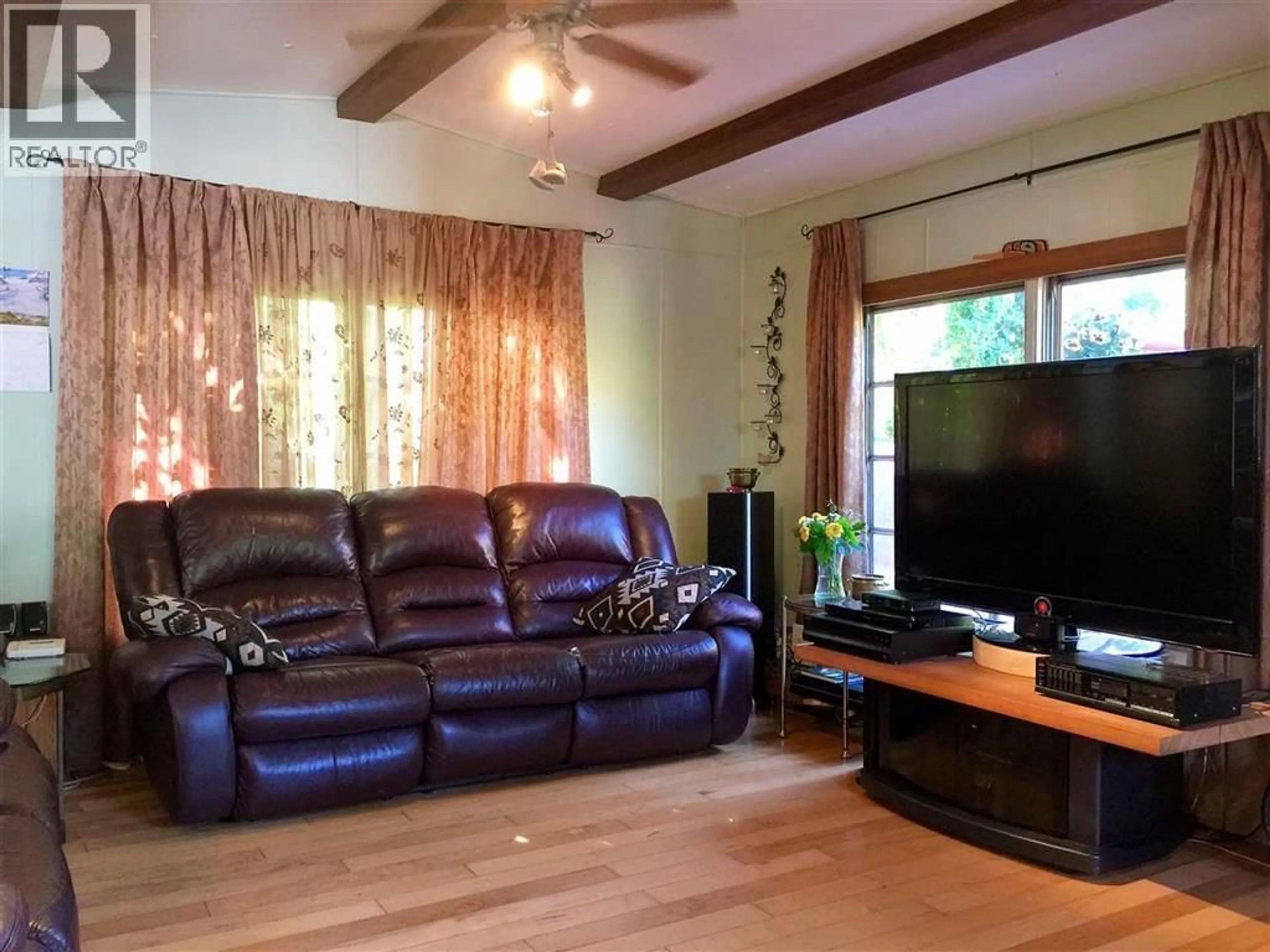 Living room with furniture, wood/laminate floor for 6 BRACKEN PARKWAY, Squamish British Columbia V0N1H0