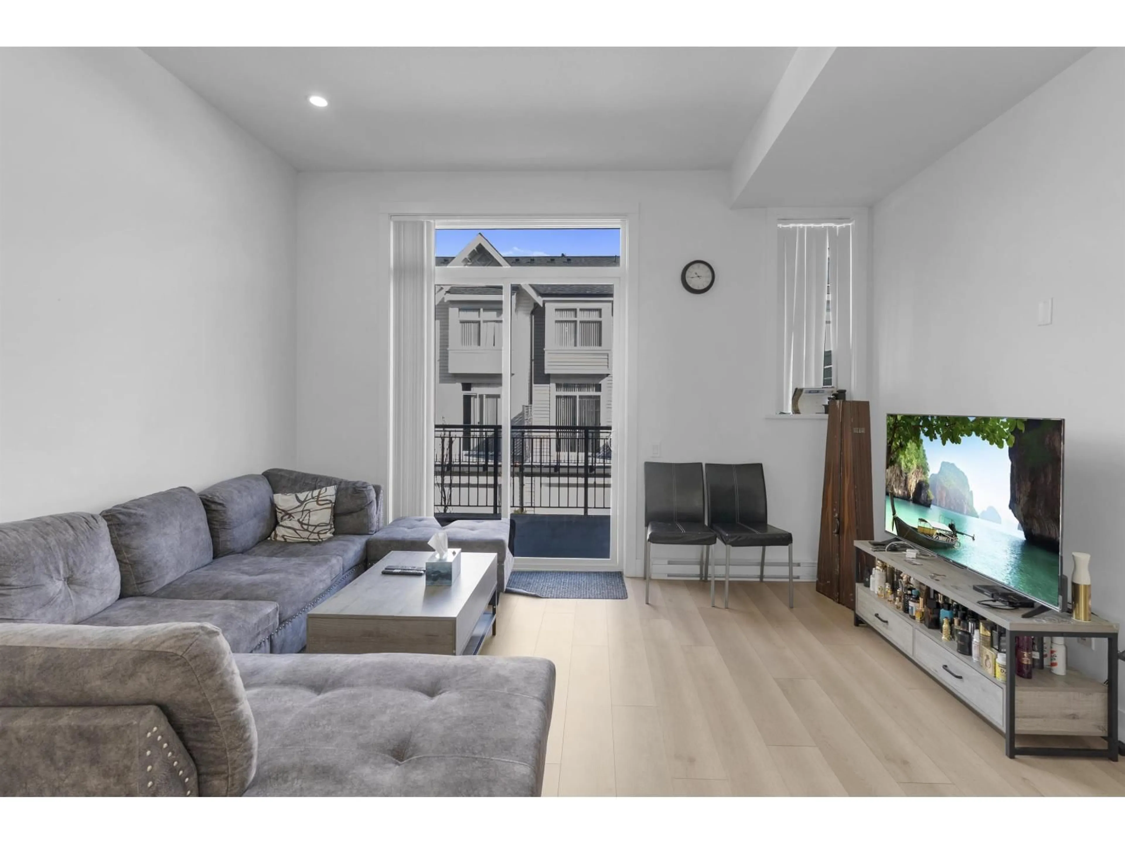 Living room with furniture, unknown for 24 - 14151 58A AVENUE, Surrey British Columbia V3X0L1