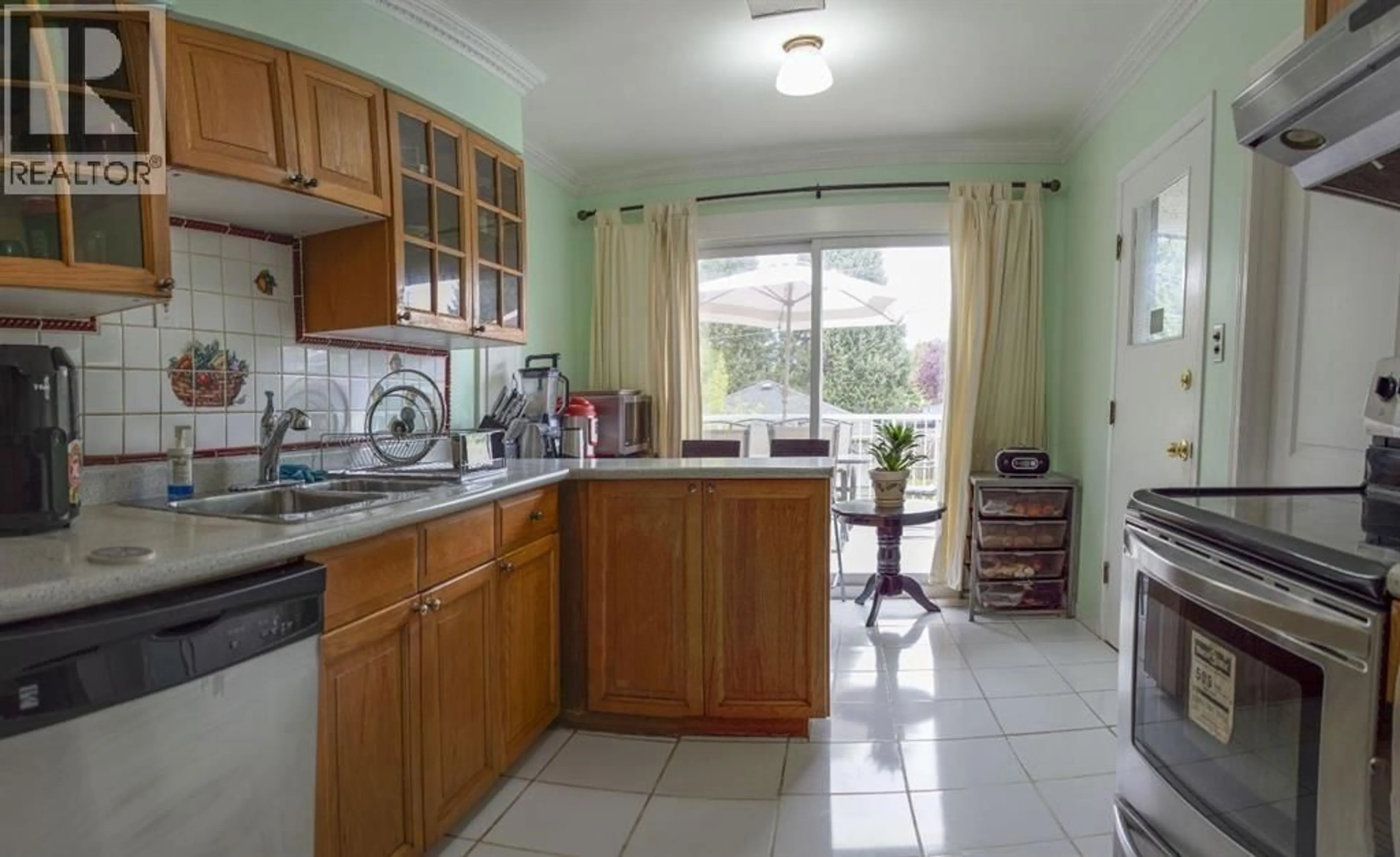 Standard kitchen, ceramic/tile floor for 645 27 AVENUE, Vancouver British Columbia V5V2K7