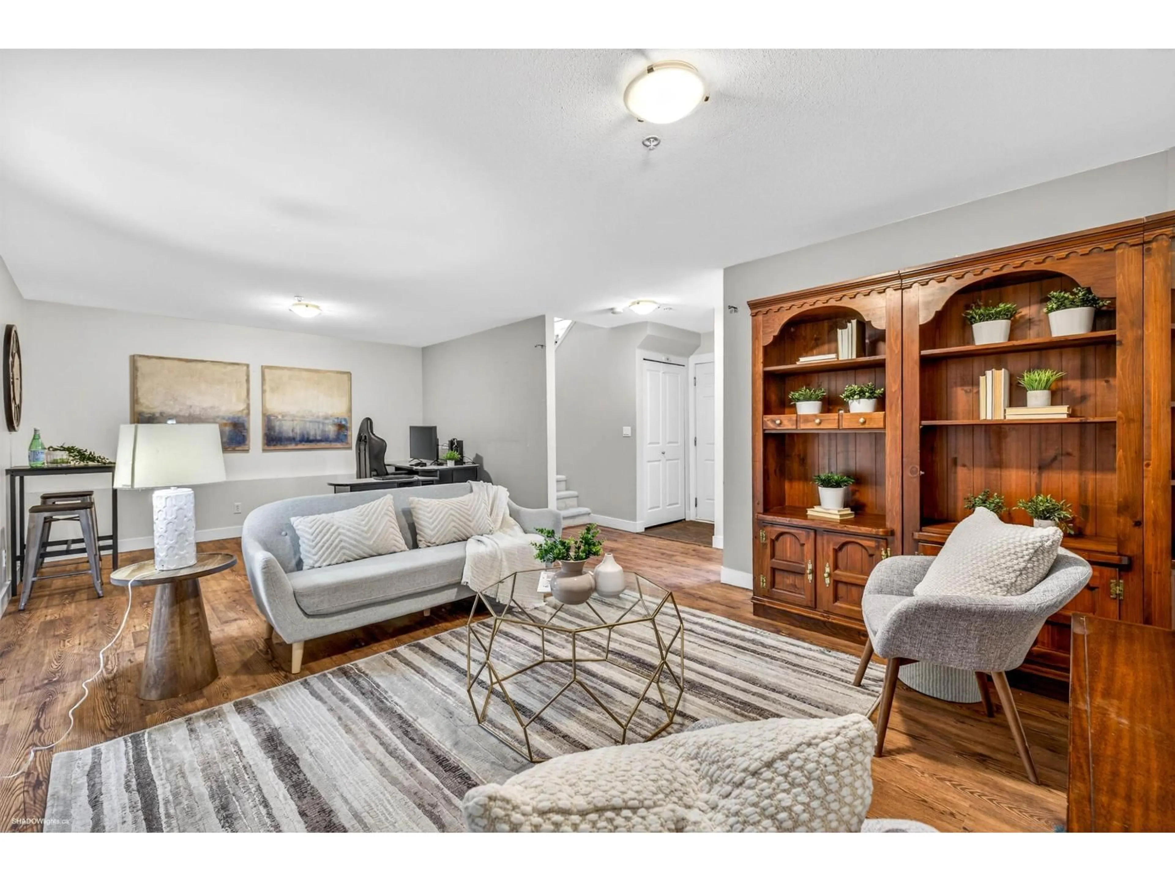 Living room with furniture, wood/laminate floor for 17 - 19932 70 AVENUE, Langley British Columbia V2Y3C6