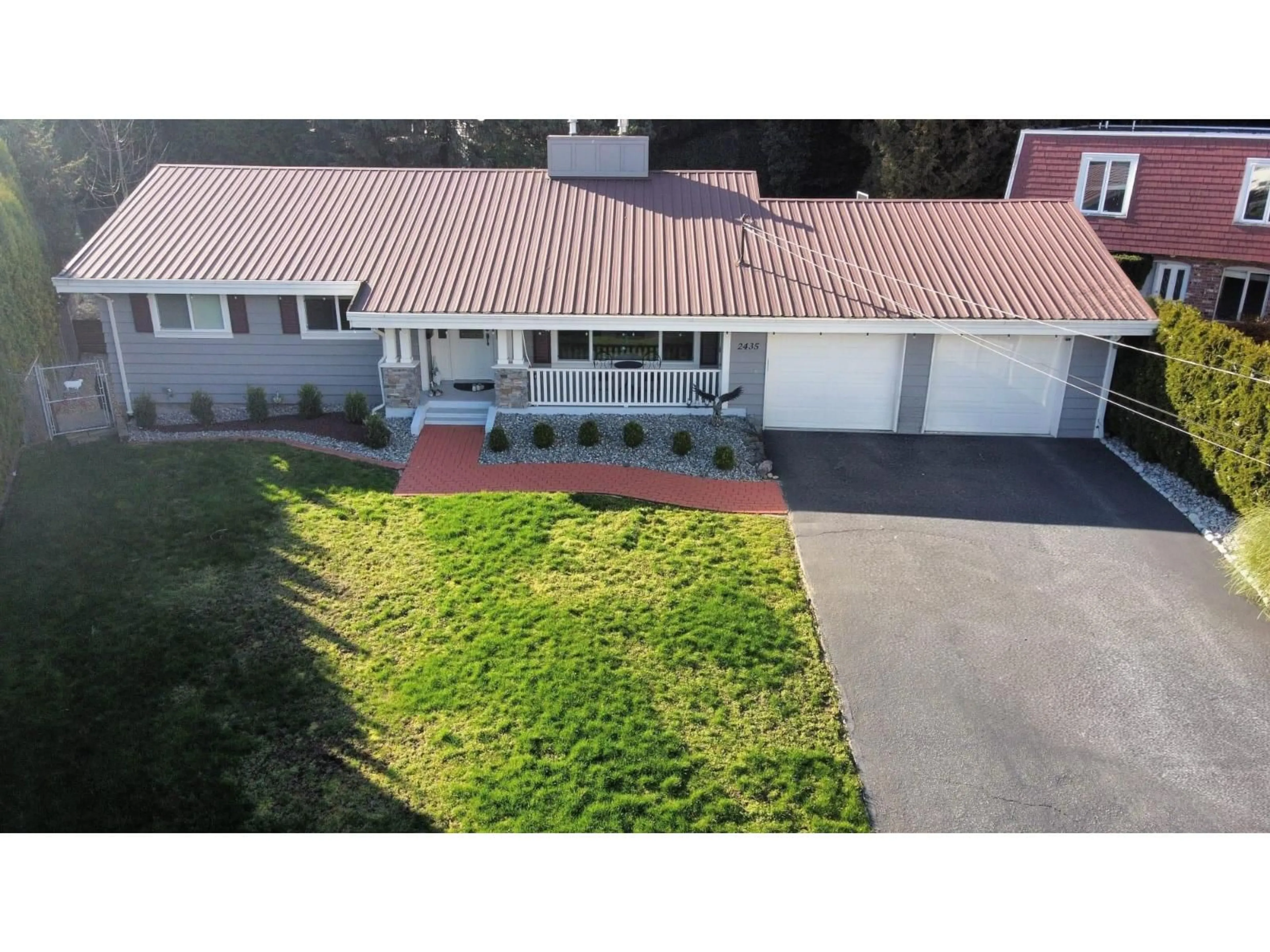 A pic from outside/outdoor area/front of a property/back of a property/a pic from drone, street for 2435 RIDEAU STREET, Abbotsford British Columbia V2T3N3