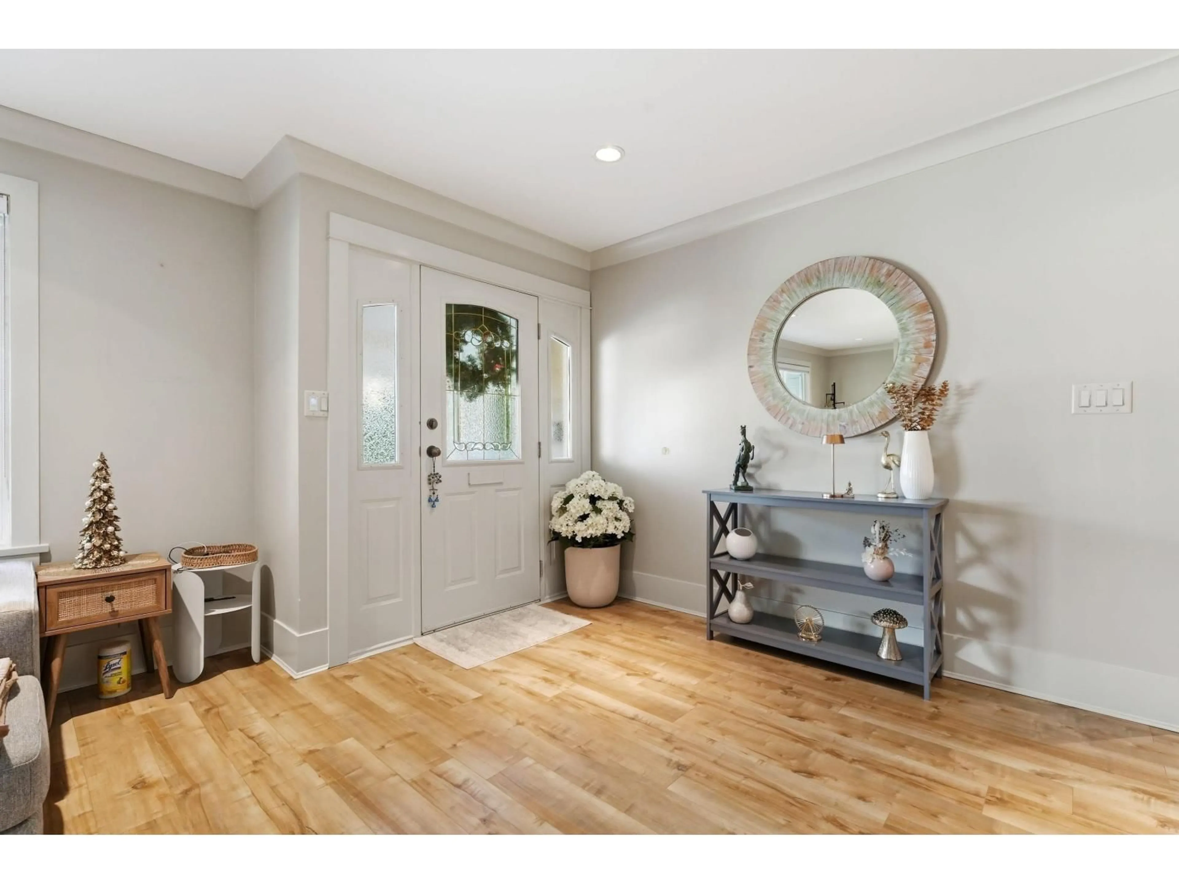 Indoor entryway for 2435 RIDEAU STREET, Abbotsford British Columbia V2T3N3