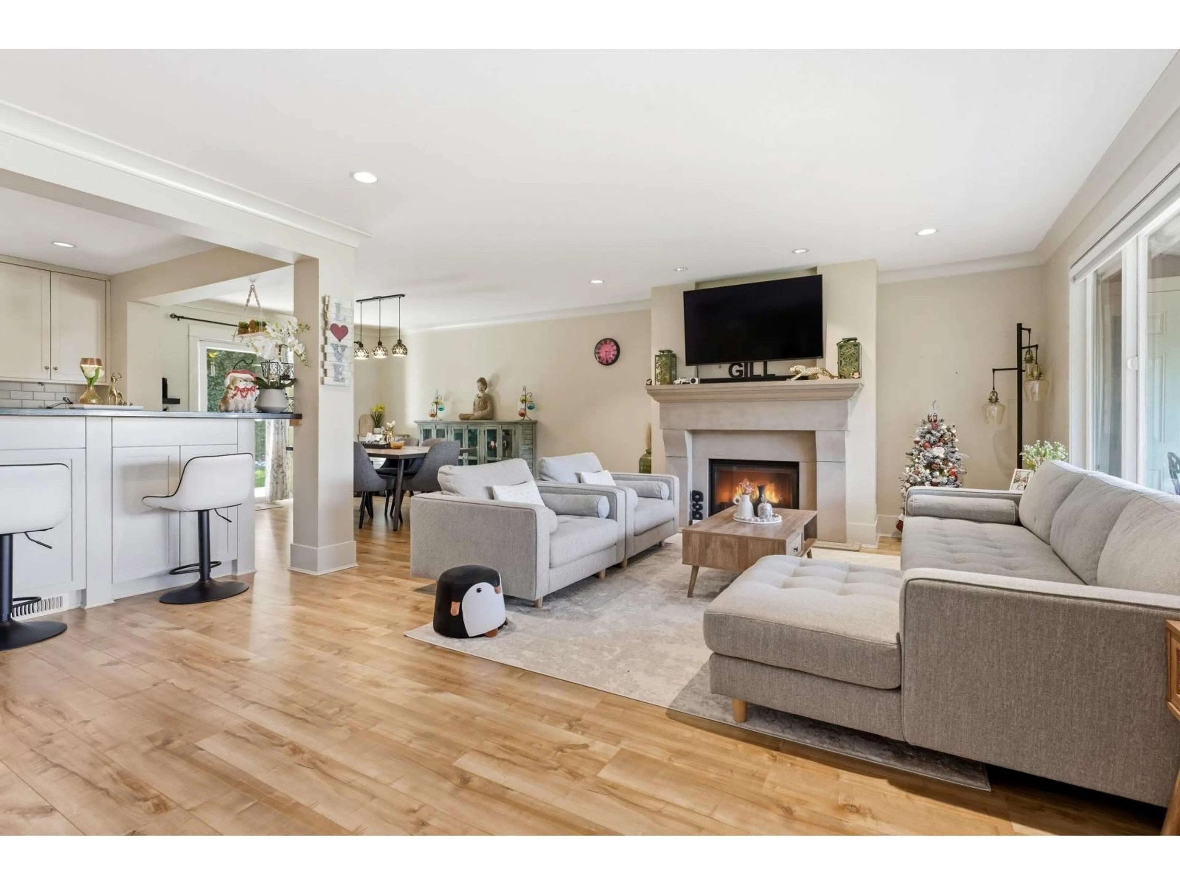 Living room with furniture, wood/laminate floor for 2435 RIDEAU STREET, Abbotsford British Columbia V2T3N3