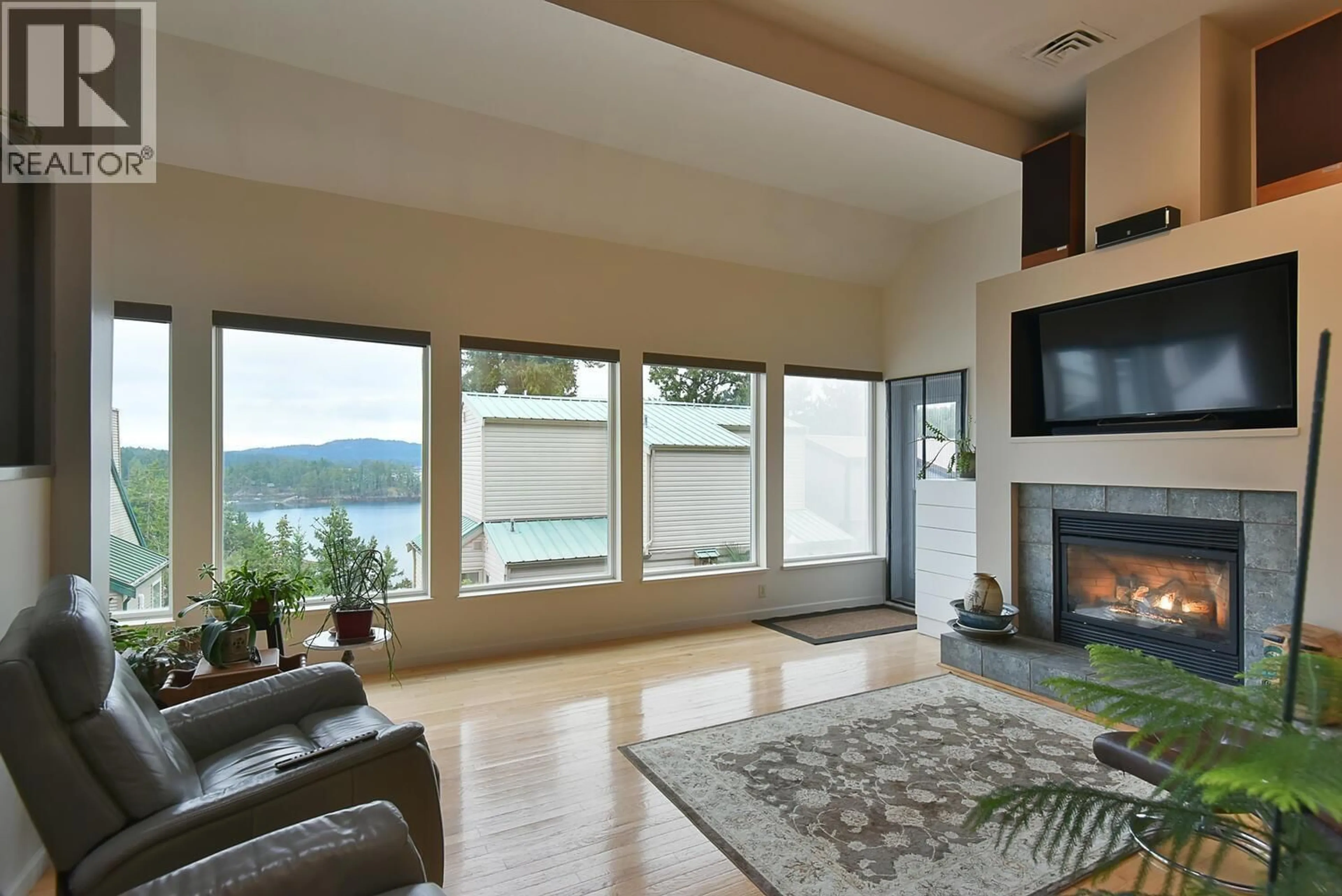 Living room with furniture, ceramic/tile floor for 7 - 5471 SECRET COVE ROAD, Halfmoon Bay British Columbia V7Z1G8