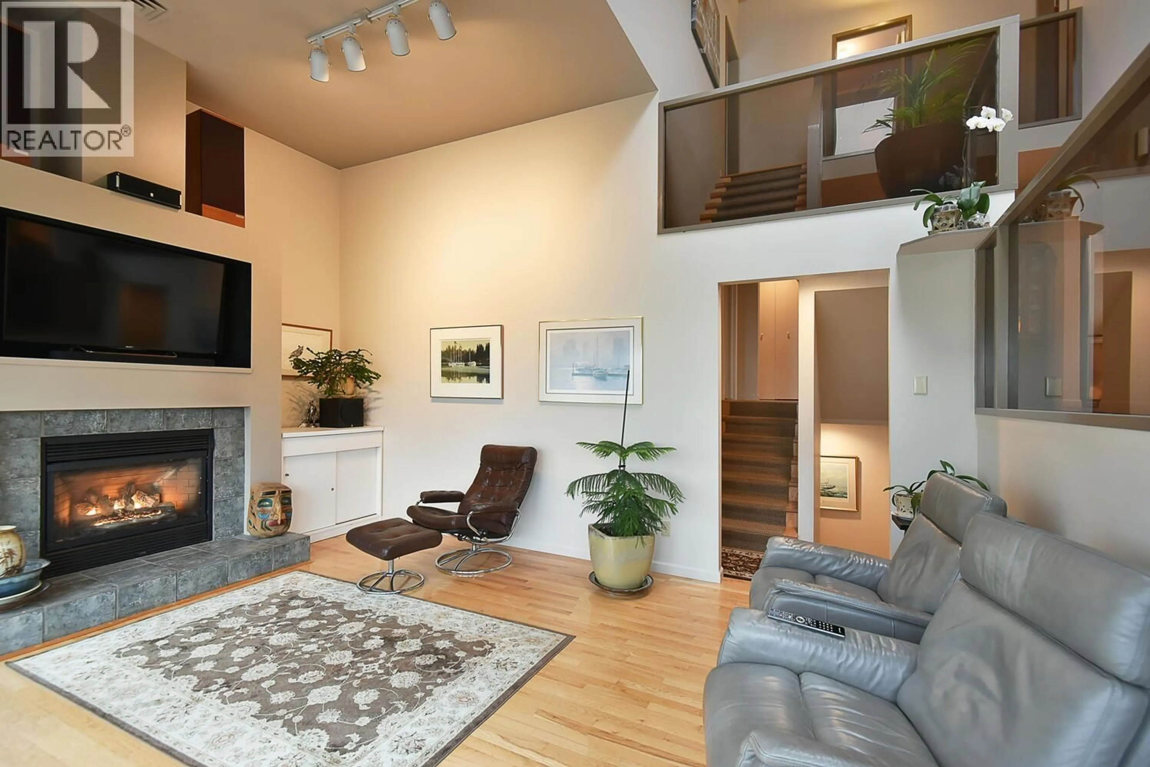 Living room with furniture, wood/laminate floor for 7 - 5471 SECRET COVE ROAD, Halfmoon Bay British Columbia V7Z1G8