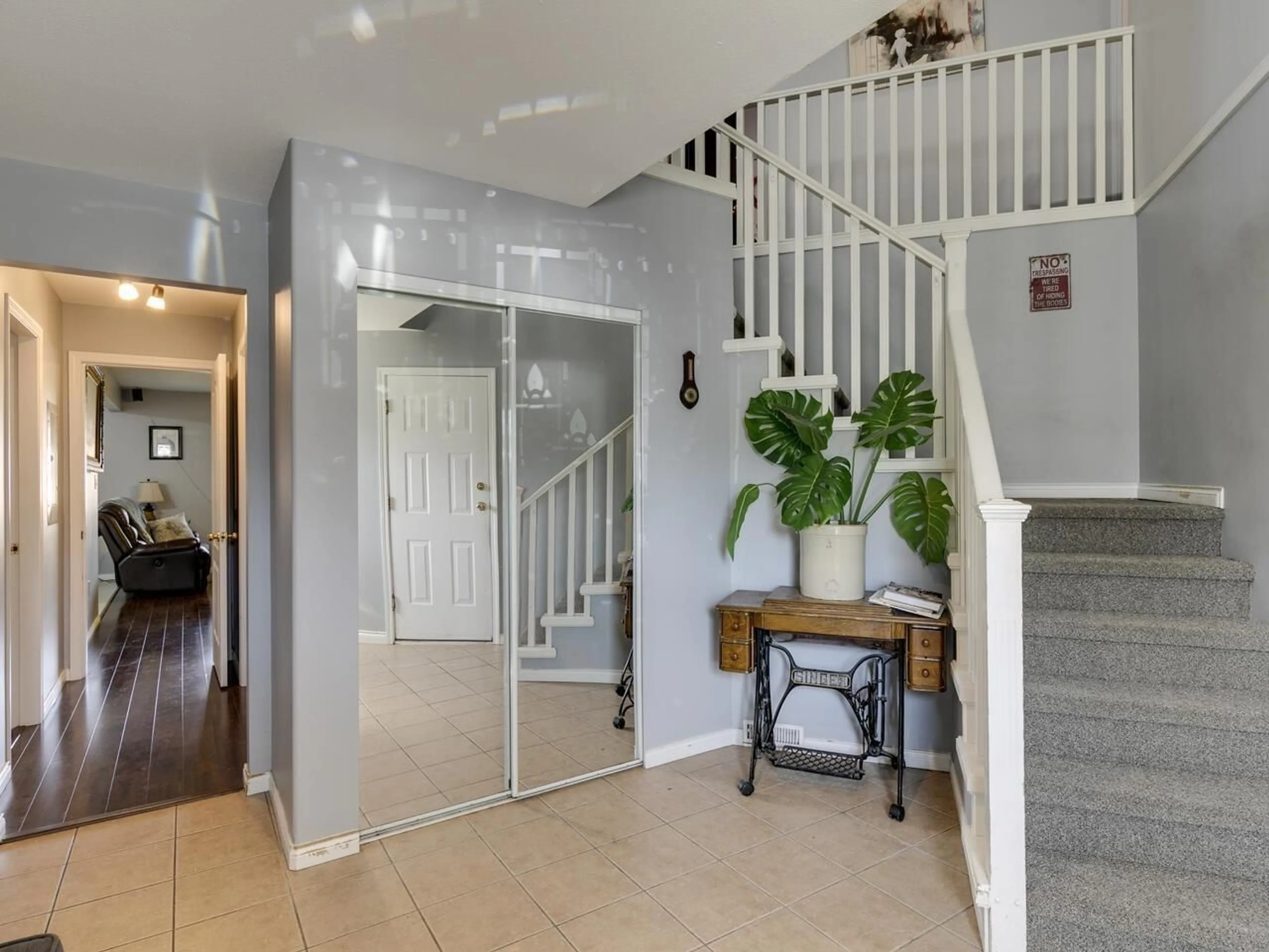 Indoor entryway for 8478 DOERKSEN DRIVE, Mission British Columbia V2V7C4