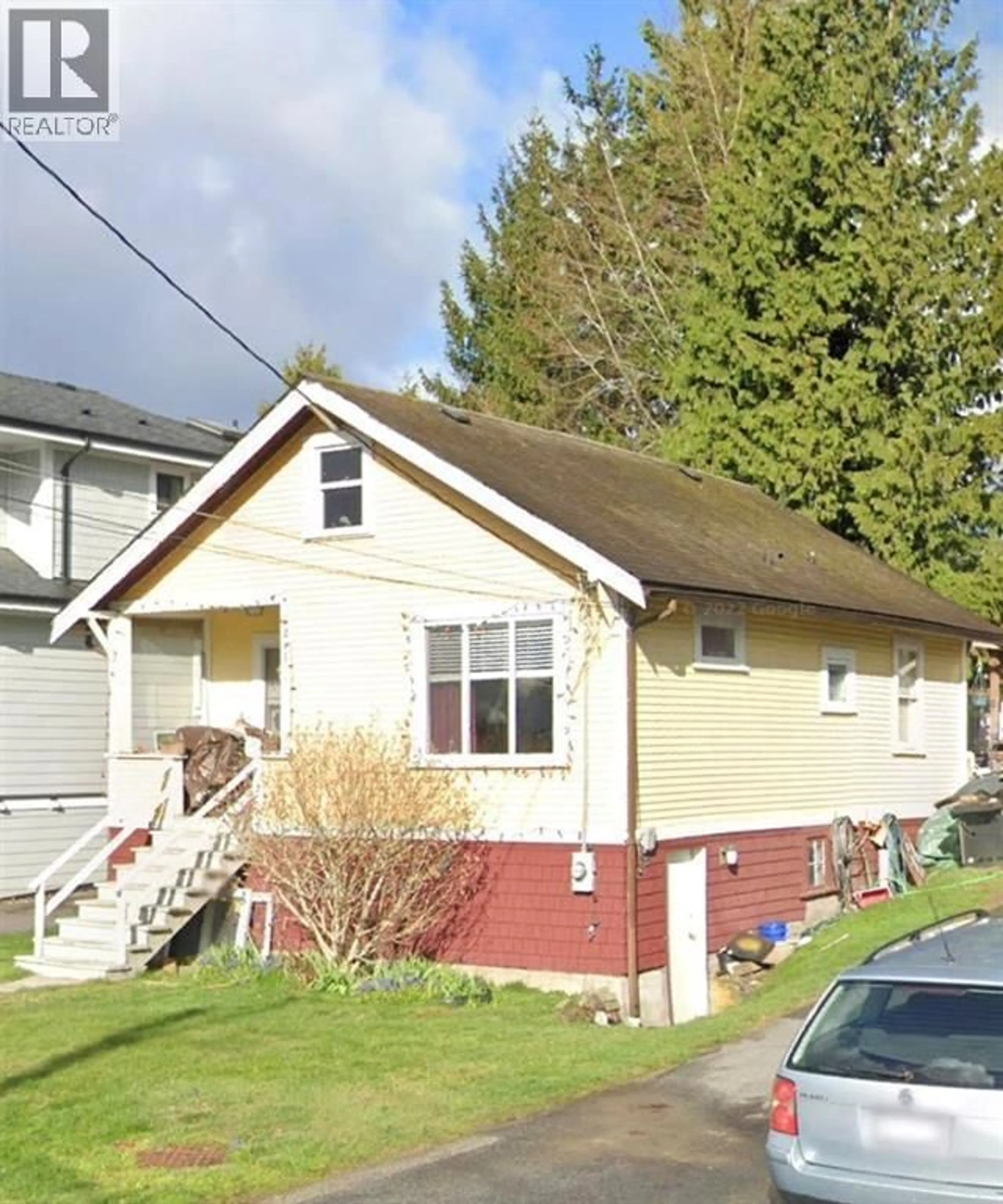 Home with vinyl exterior material, street for 215 NINTH AVENUE, New Westminster British Columbia V3L2A2