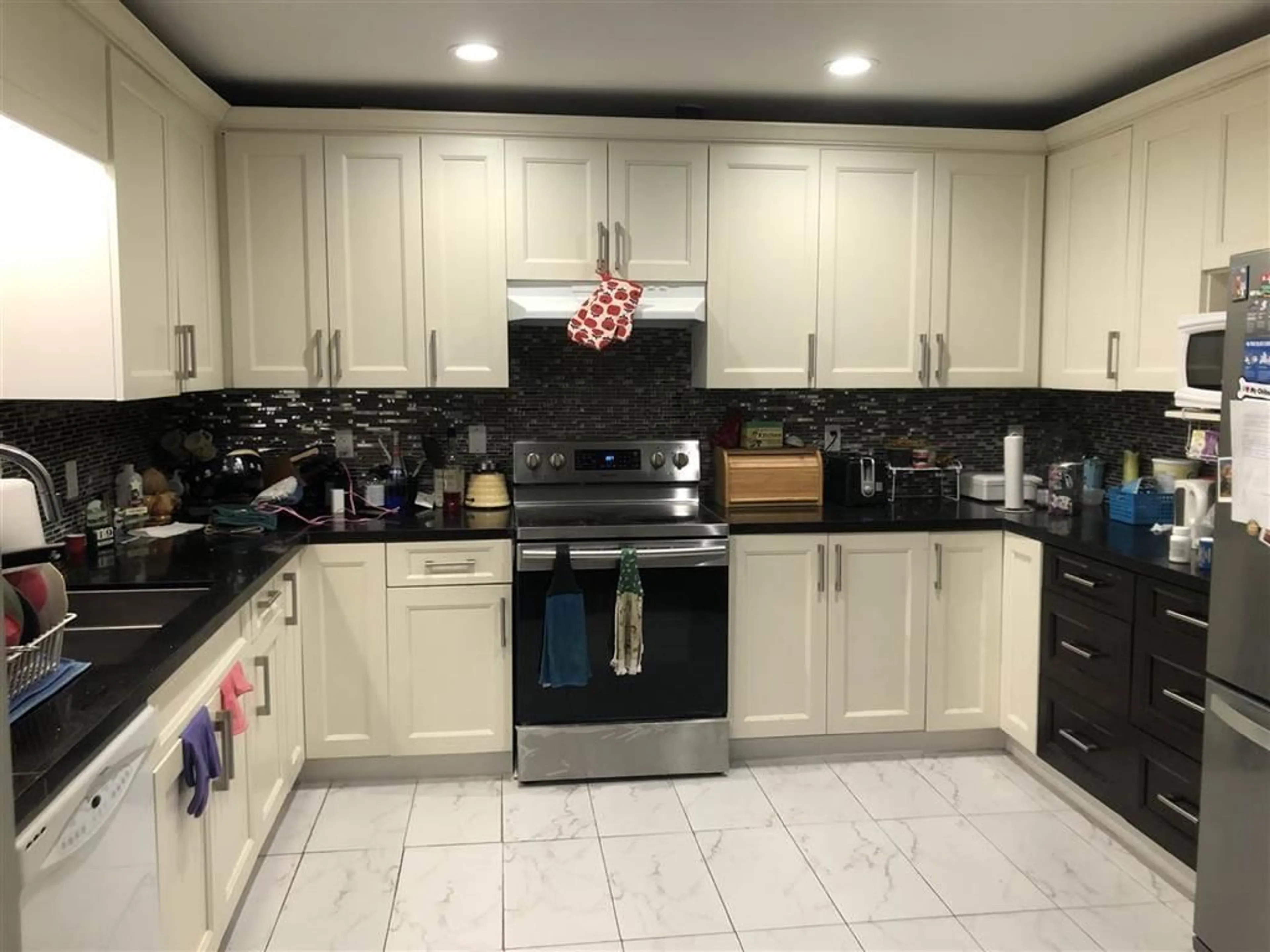 Standard kitchen, ceramic/tile floor for 12728 114A AVENUE, Surrey British Columbia V3V3P4