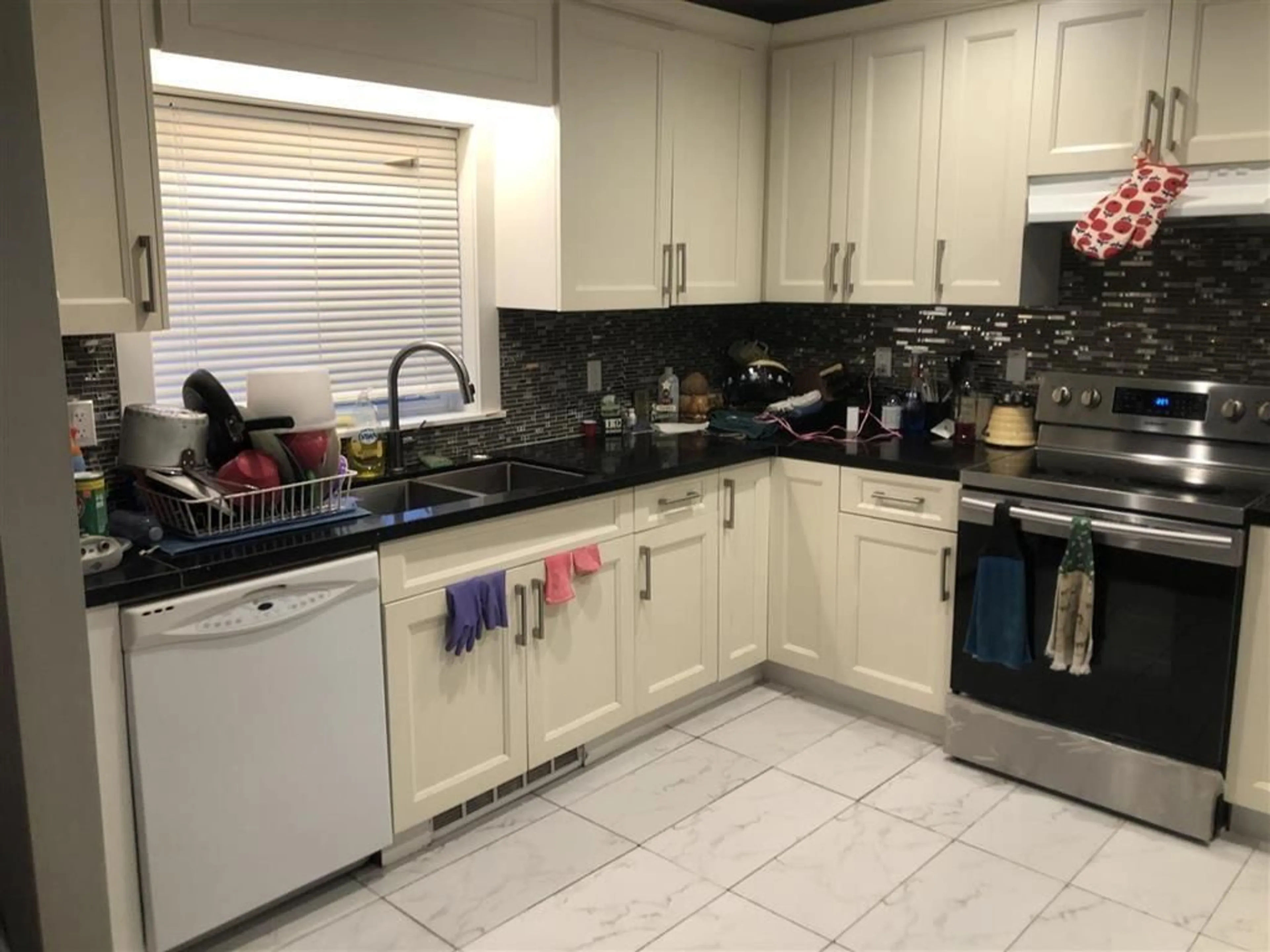 Standard kitchen, ceramic/tile floor for 12728 114A AVENUE, Surrey British Columbia V3V3P4