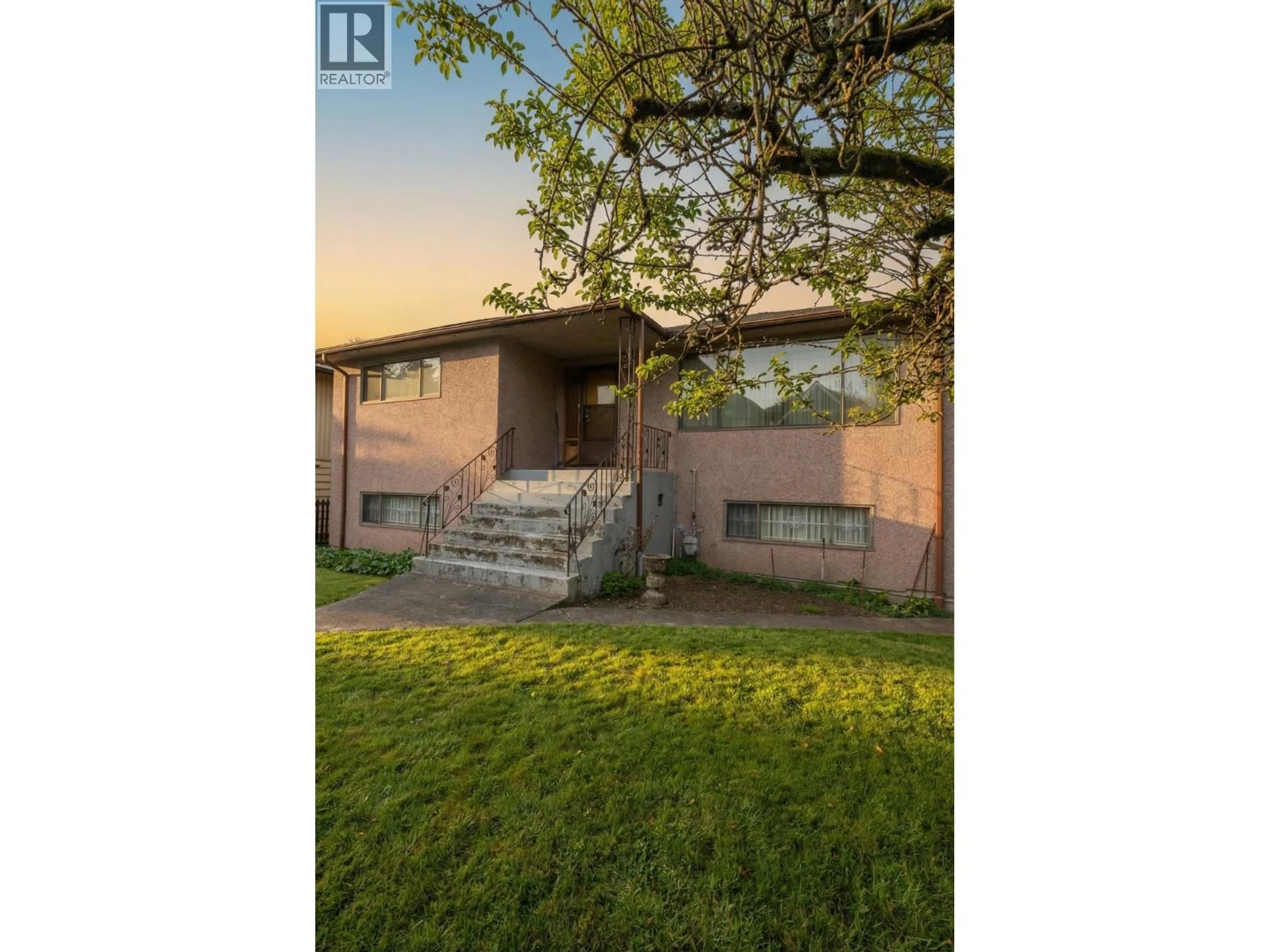 A pic from outside/outdoor area/front of a property/back of a property/a pic from drone, building for 1955 TURNER STREET, Vancouver British Columbia V5L1Z9