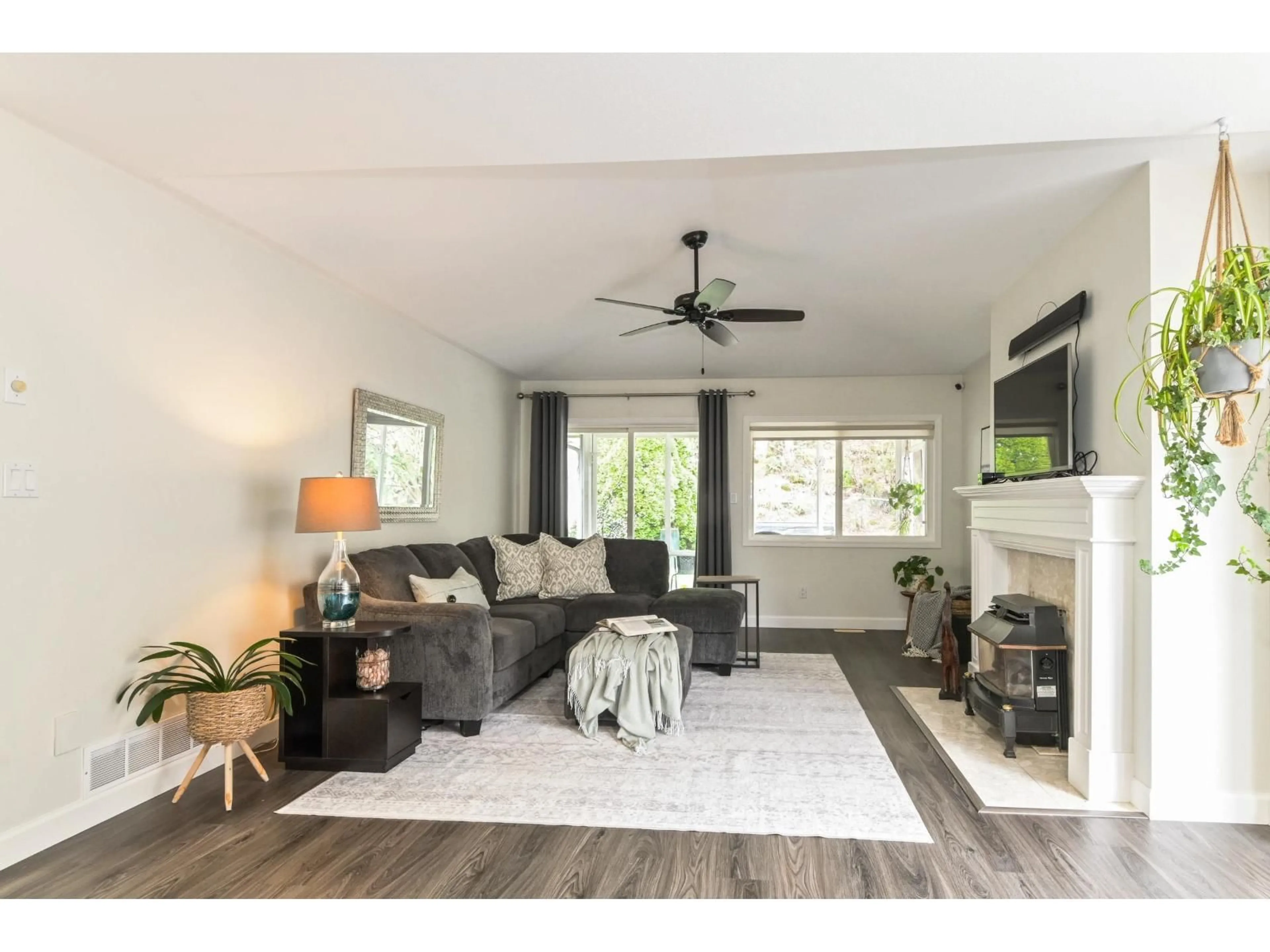 Living room with furniture, wood/laminate floor for 192 - 6001 PROMONTORY ROAD, Chilliwack British Columbia V2R3E3