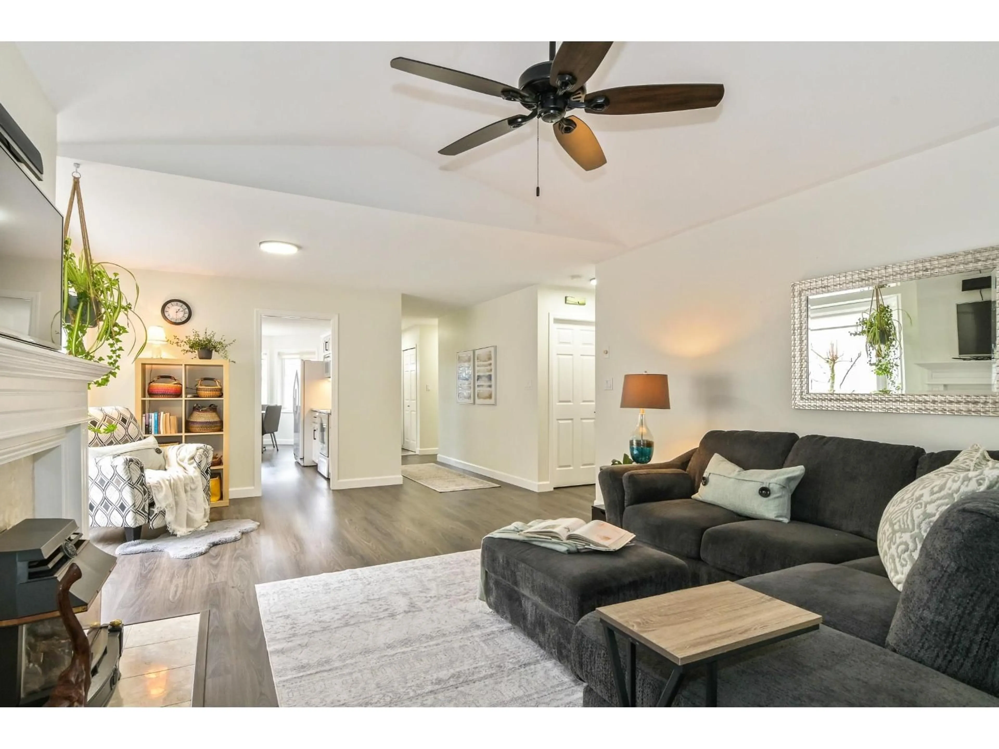 Living room with furniture, wood/laminate floor for 192 - 6001 PROMONTORY ROAD, Chilliwack British Columbia V2R3E3