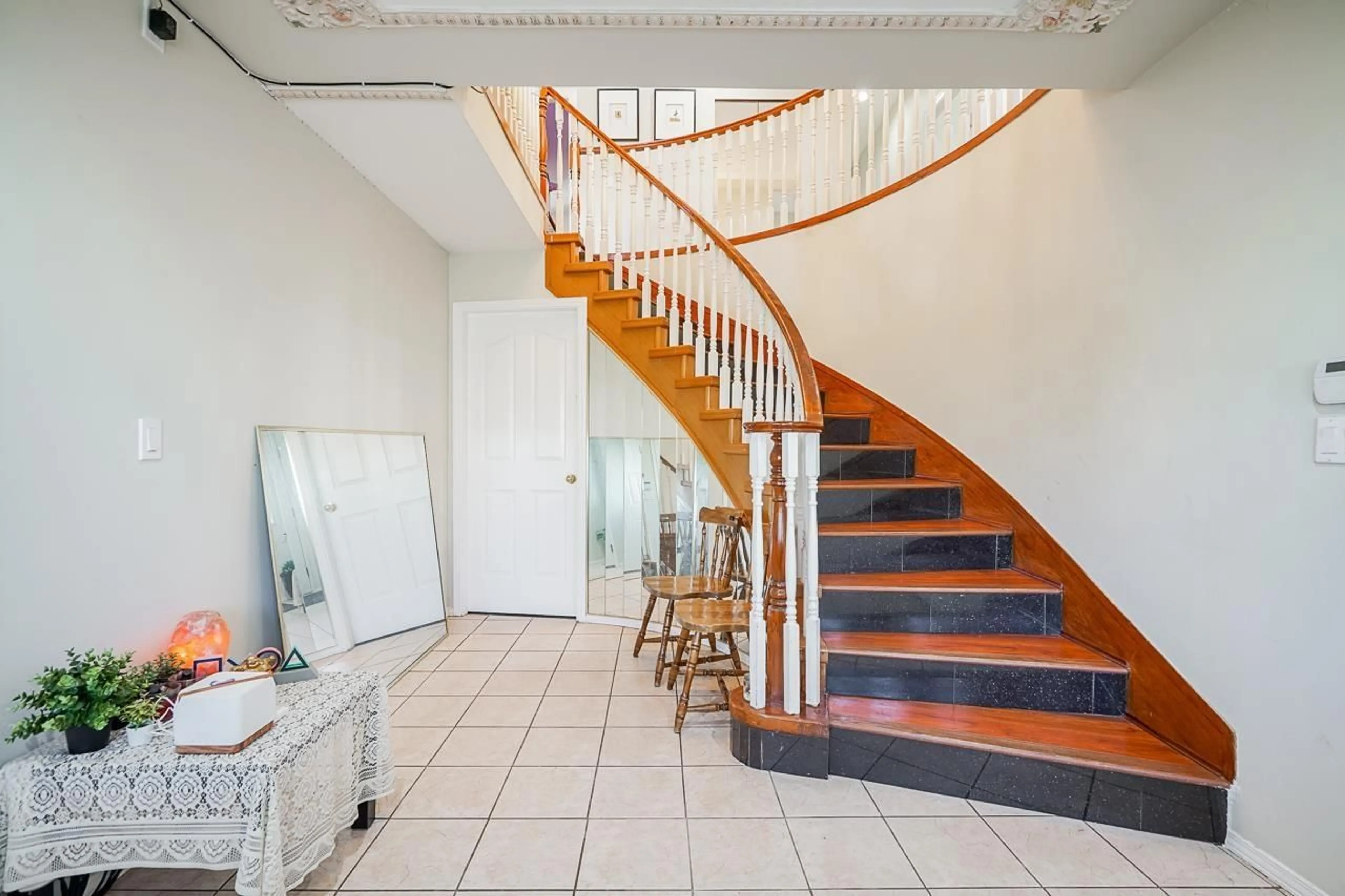 Indoor foyer for 12246 64A AVENUE, Surrey British Columbia V3W3R8