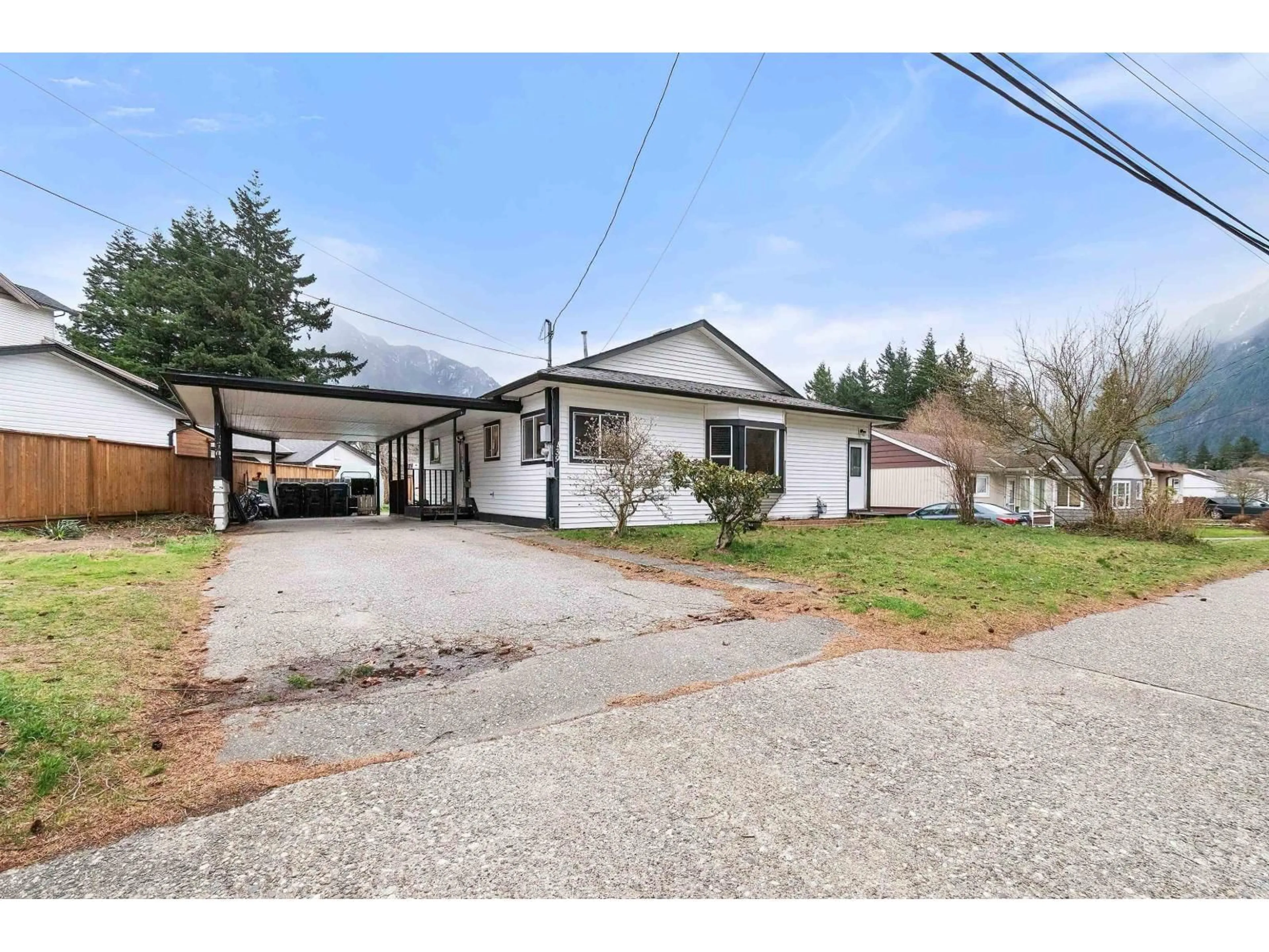 A pic from outside/outdoor area/front of a property/back of a property/a pic from drone, street for 439 5TH AVENUE, Hope British Columbia V0X1L0