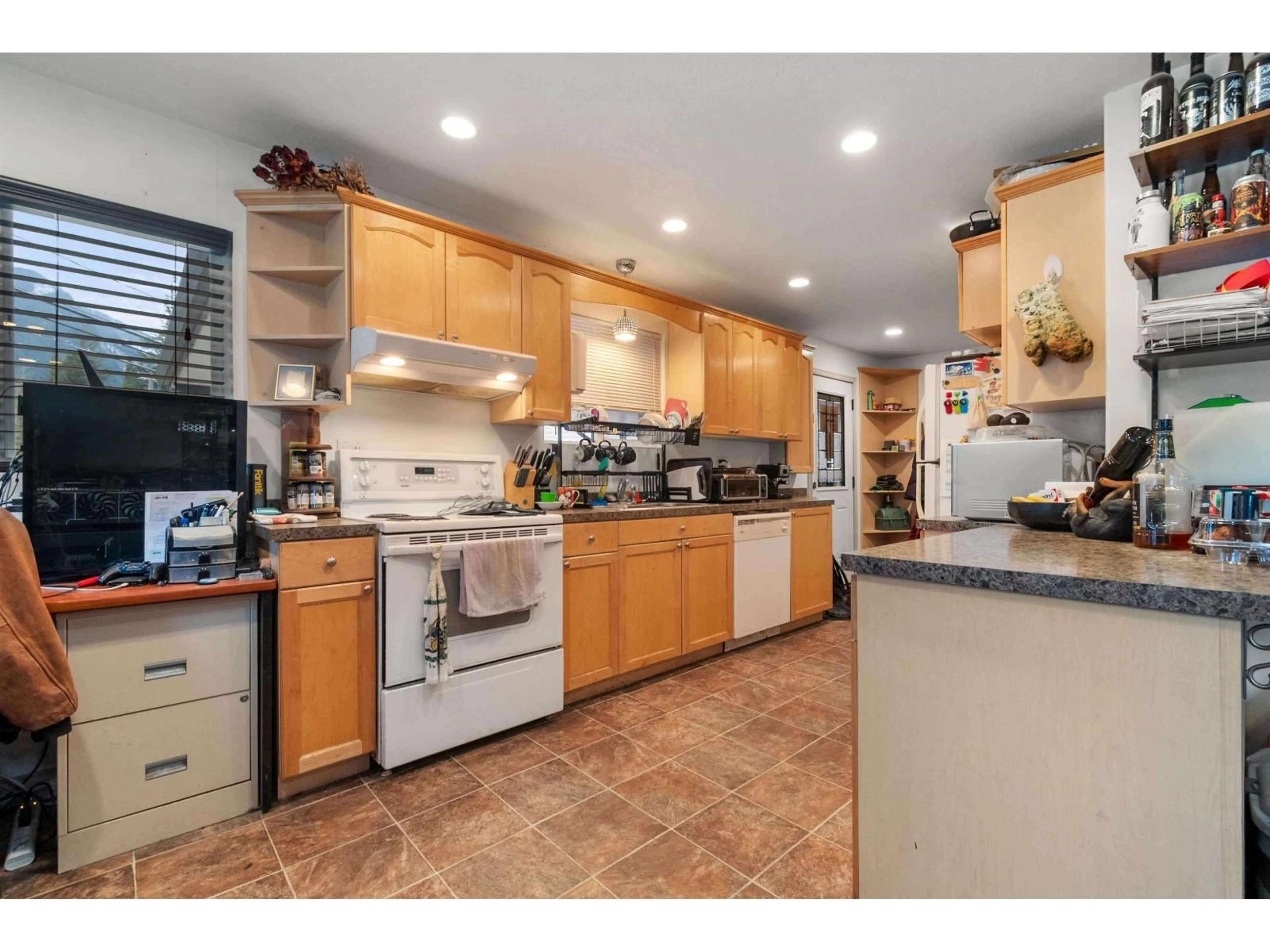 Open concept kitchen, ceramic/tile floor for 439 5TH AVENUE, Hope British Columbia V0X1L0