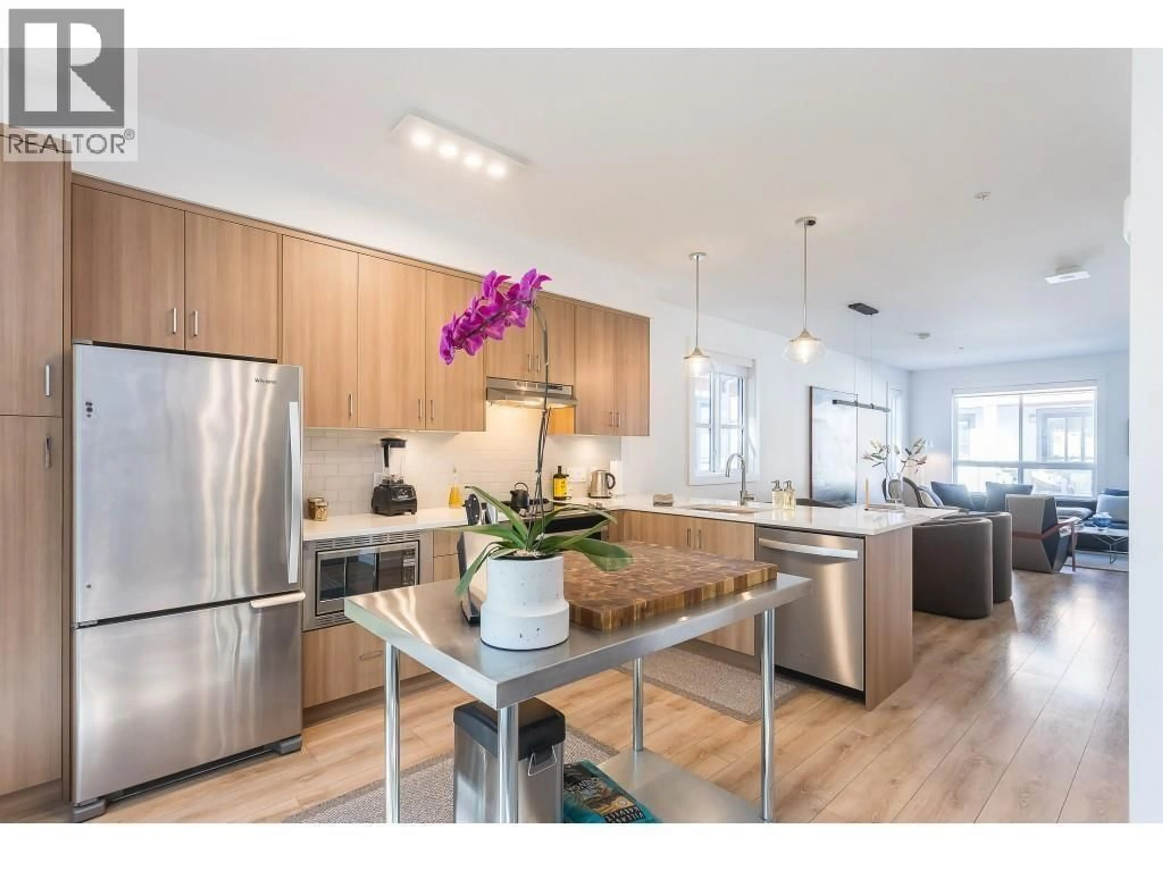 Open concept kitchen, wood/laminate floor for 52 - 39769 GOVERNMENT ROAD, Squamish British Columbia V8B0Z1