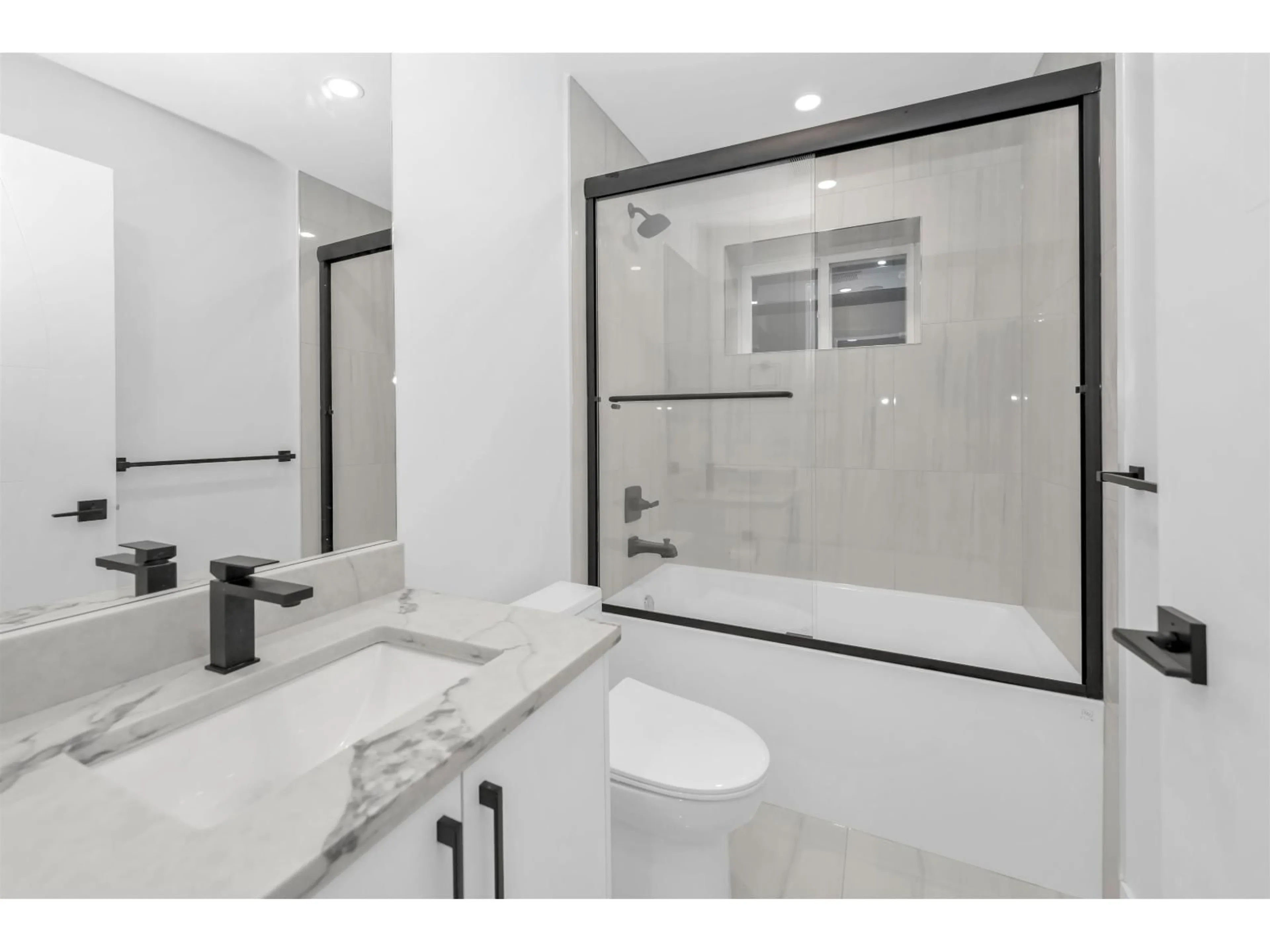 Standard bathroom, ceramic/tile floor for 8 - 2168 VINEWOOD STREET, Abbotsford British Columbia V2S3S4