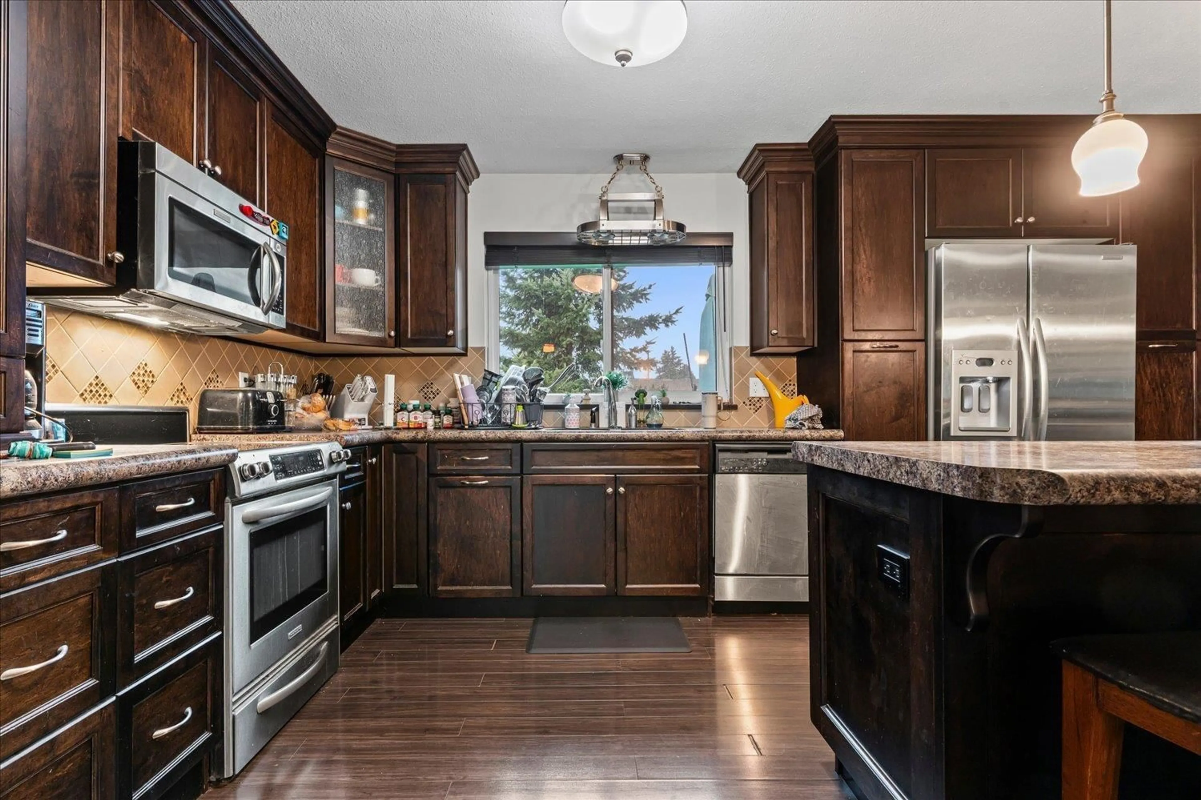 Open concept kitchen, ceramic/tile floor for 33943 PINE STREET, Abbotsford British Columbia V2S2P4