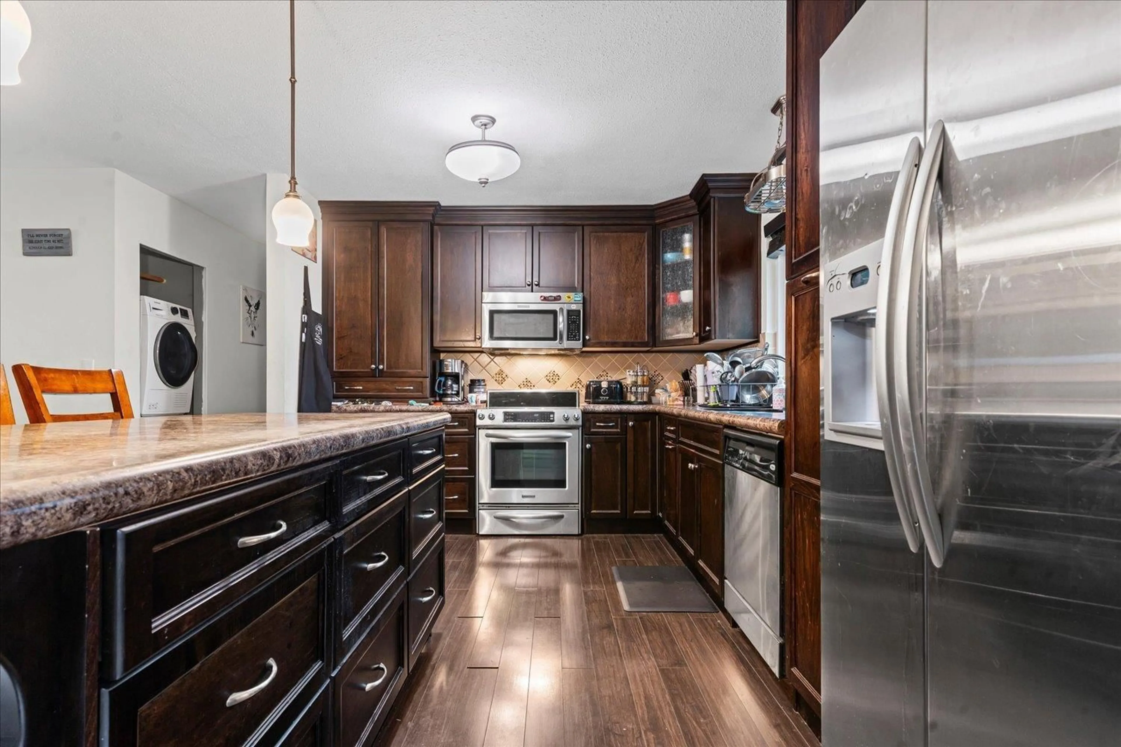 Open concept kitchen, unknown for 33943 PINE STREET, Abbotsford British Columbia V2S2P4