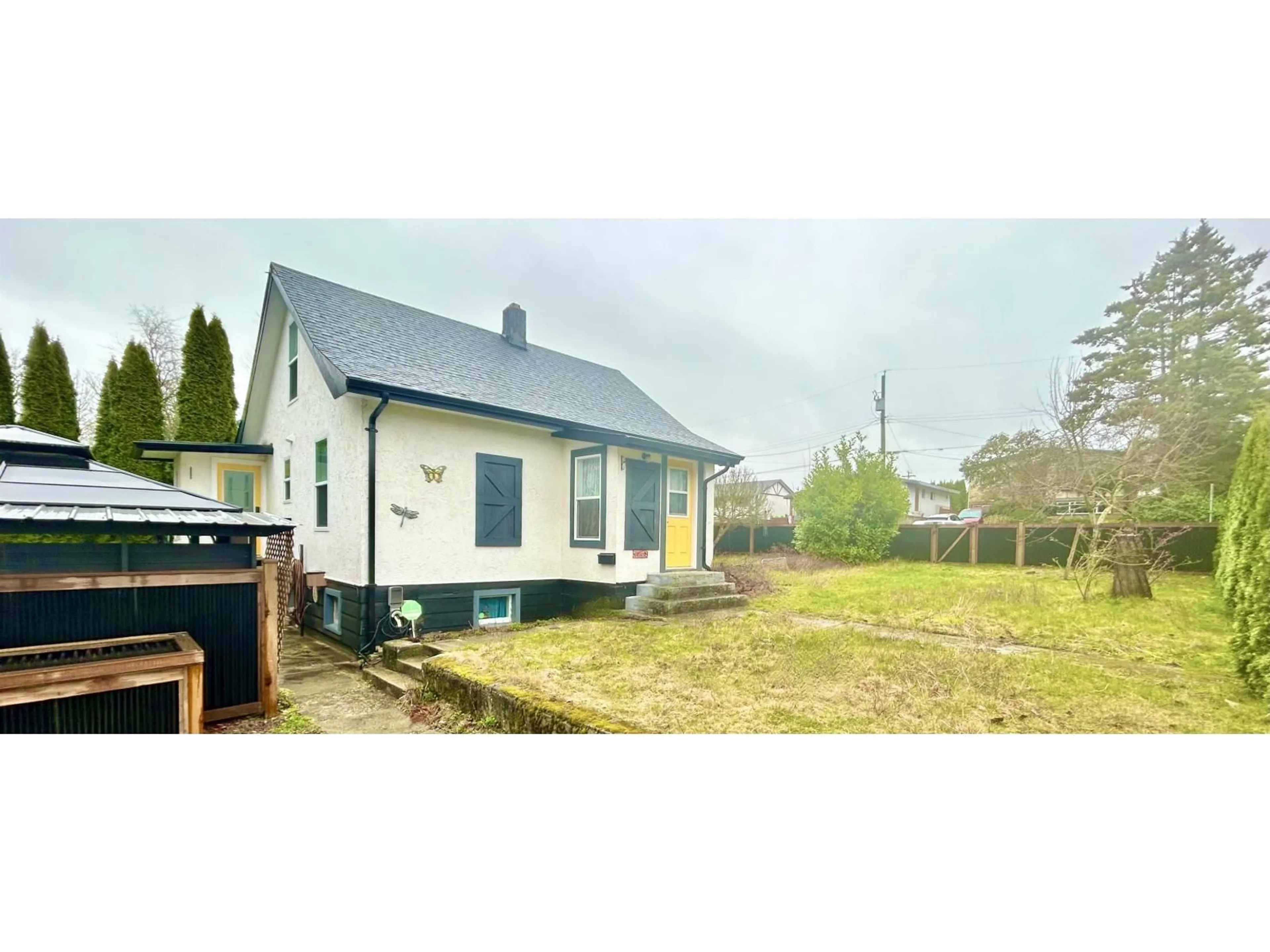 A pic from outside/outdoor area/front of a property/back of a property/a pic from drone, building for 7650 TAULBUT STREET, Mission British Columbia V2V3W6