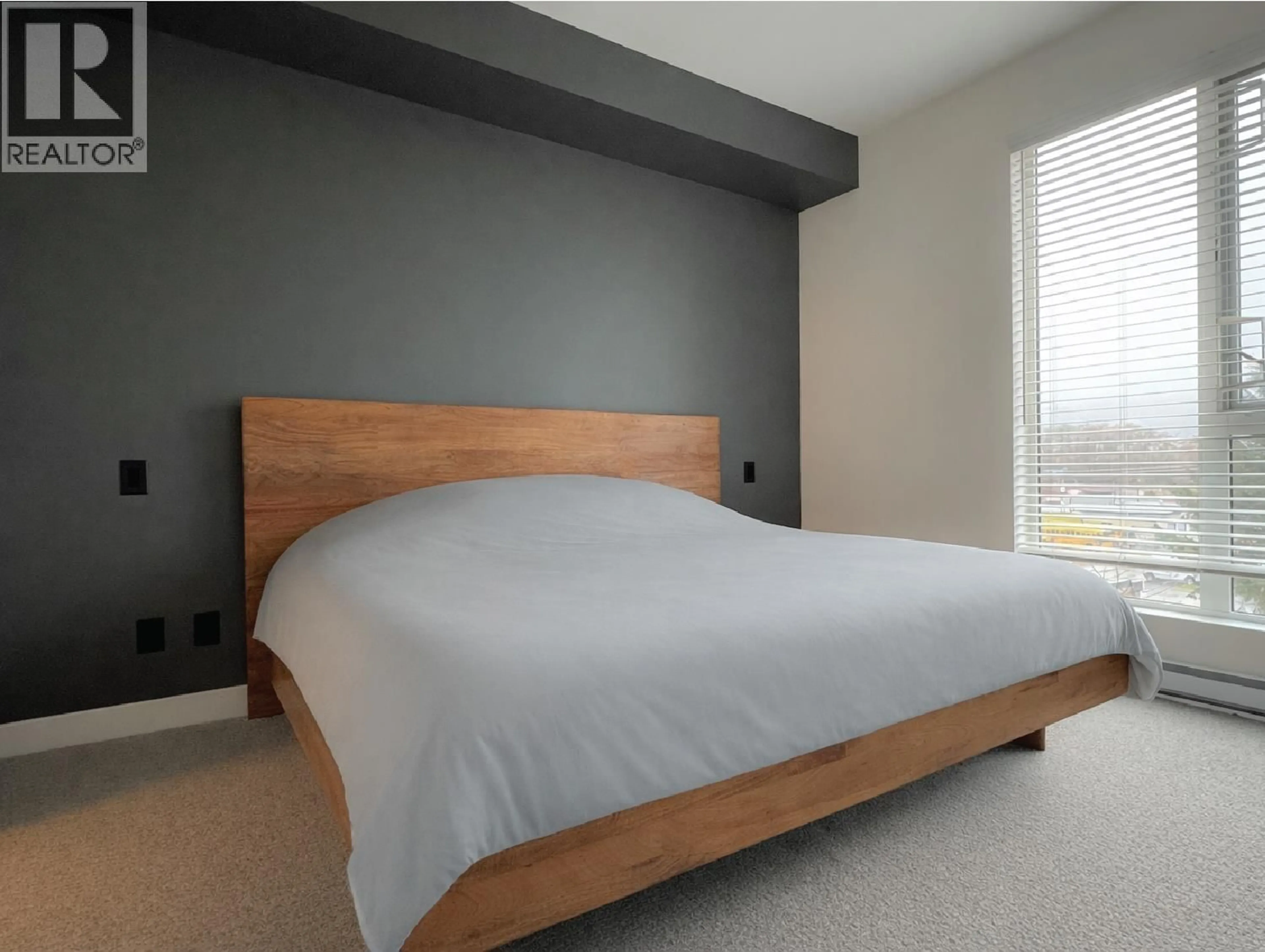 Bedroom with bed, wood/laminate floor for 417 - 37881 CLEVELAND AVENUE, Squamish British Columbia V8B0Z7
