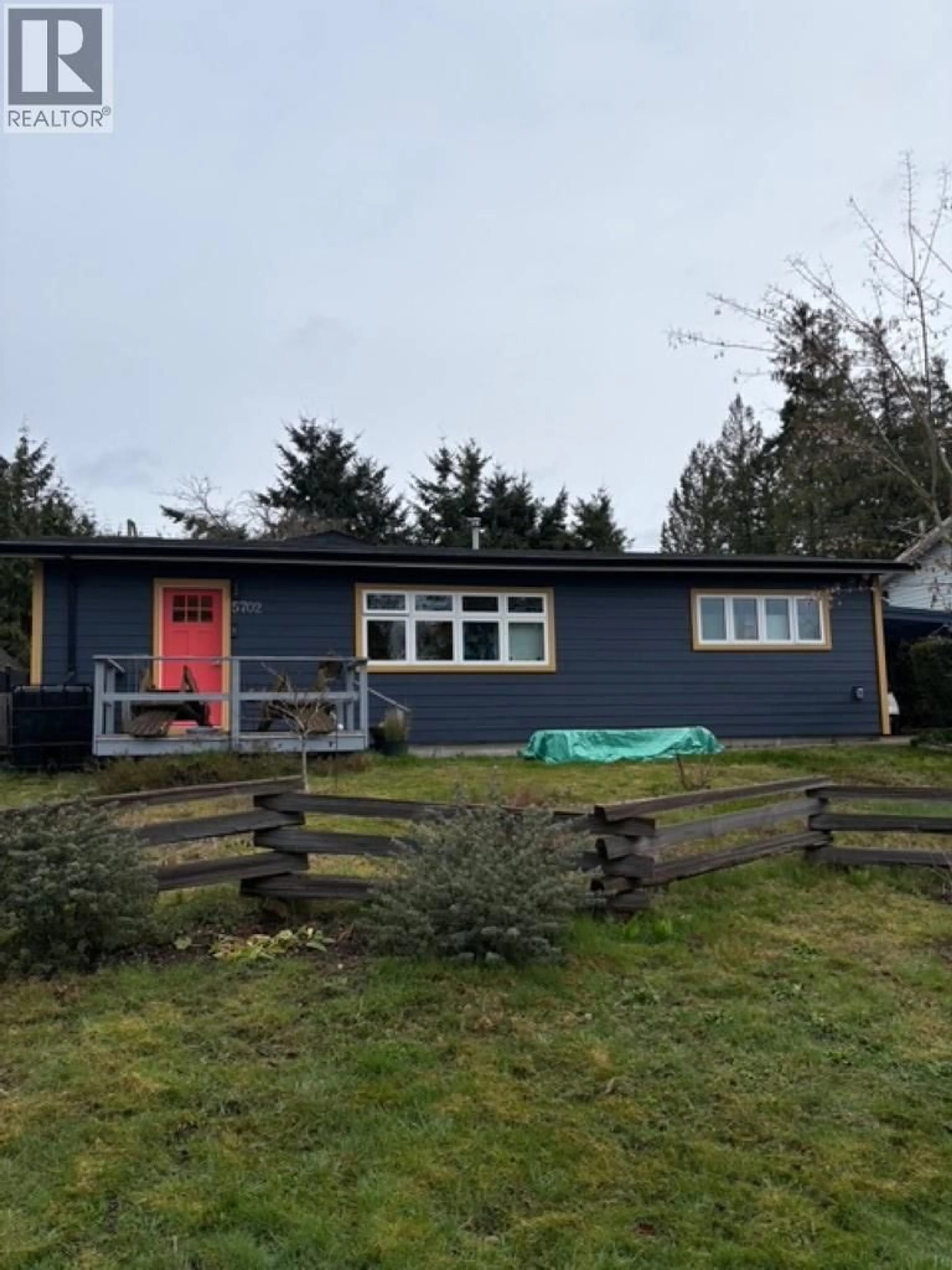 A pic from outside/outdoor area/front of a property/back of a property/a pic from drone, unknown for 5702 MEDUSA STREET, Sechelt British Columbia V0N3A0