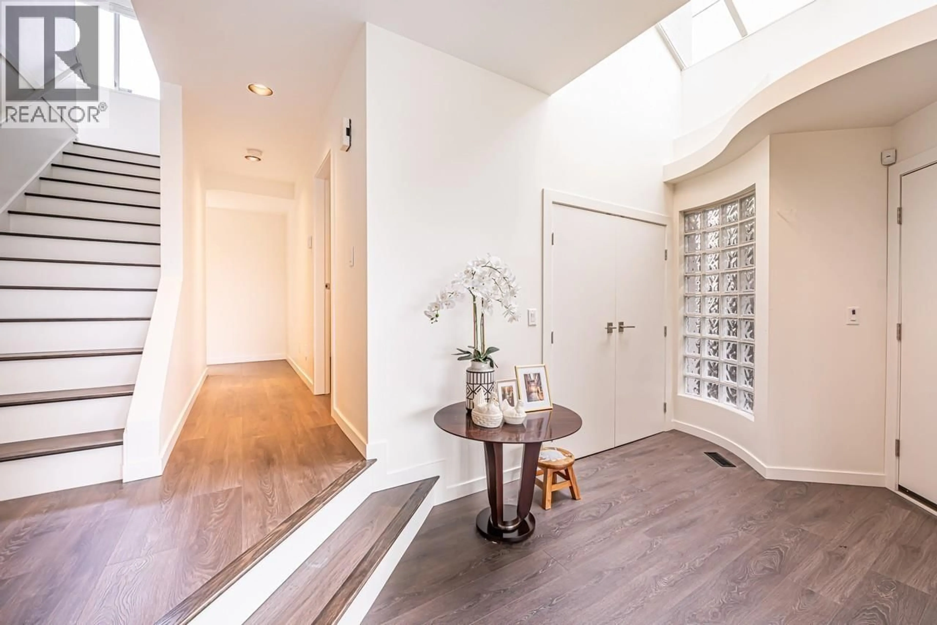 Indoor entryway for 2135 LAWSON AVENUE, West Vancouver British Columbia V7V2E1