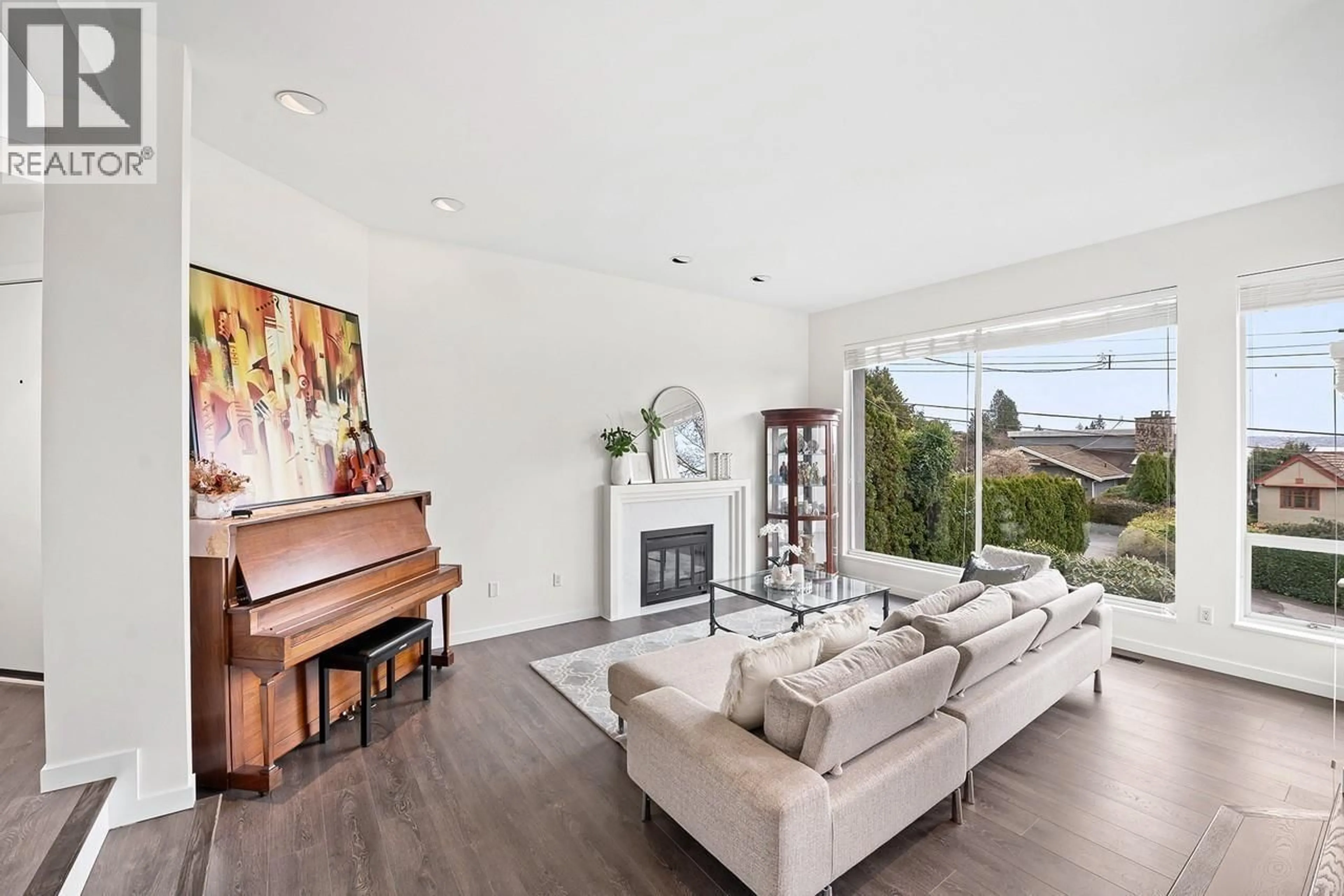 Living room with furniture, wood/laminate floor for 2135 LAWSON AVENUE, West Vancouver British Columbia V7V2E1