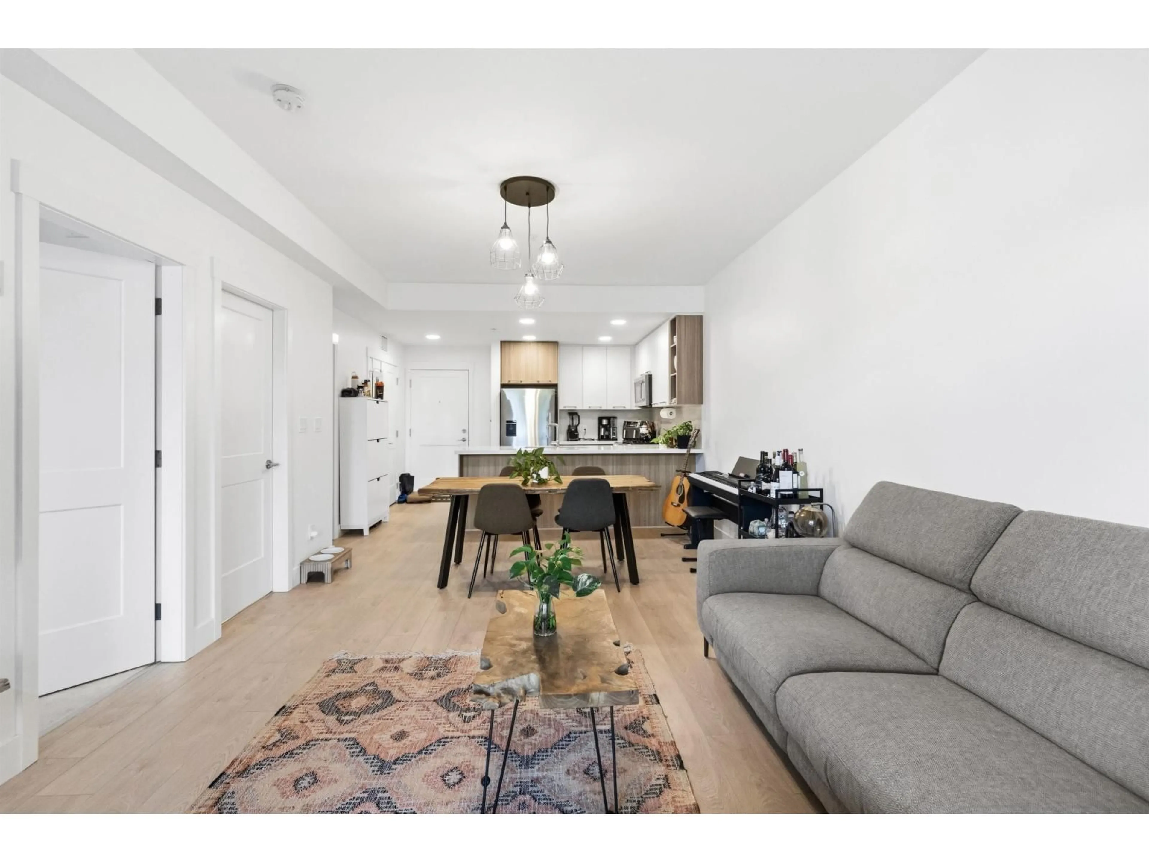 Living room with furniture, unknown for 313 - 14022 NORTH BLUFF ROAD, White Rock British Columbia V4B0B7