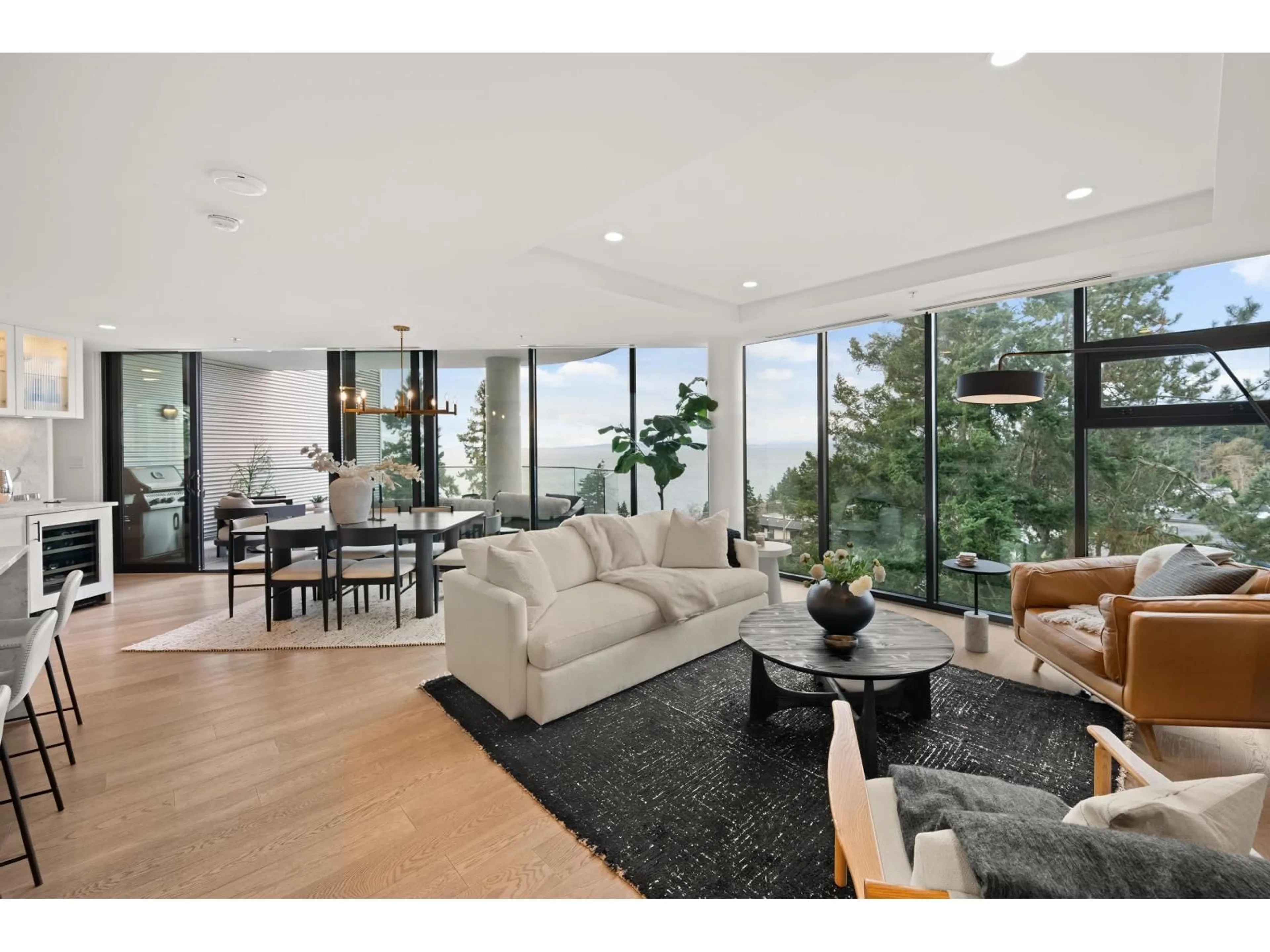 Living room with furniture, unknown for 602 - 14825 THRIFT AVENUE, White Rock British Columbia V4B2J6