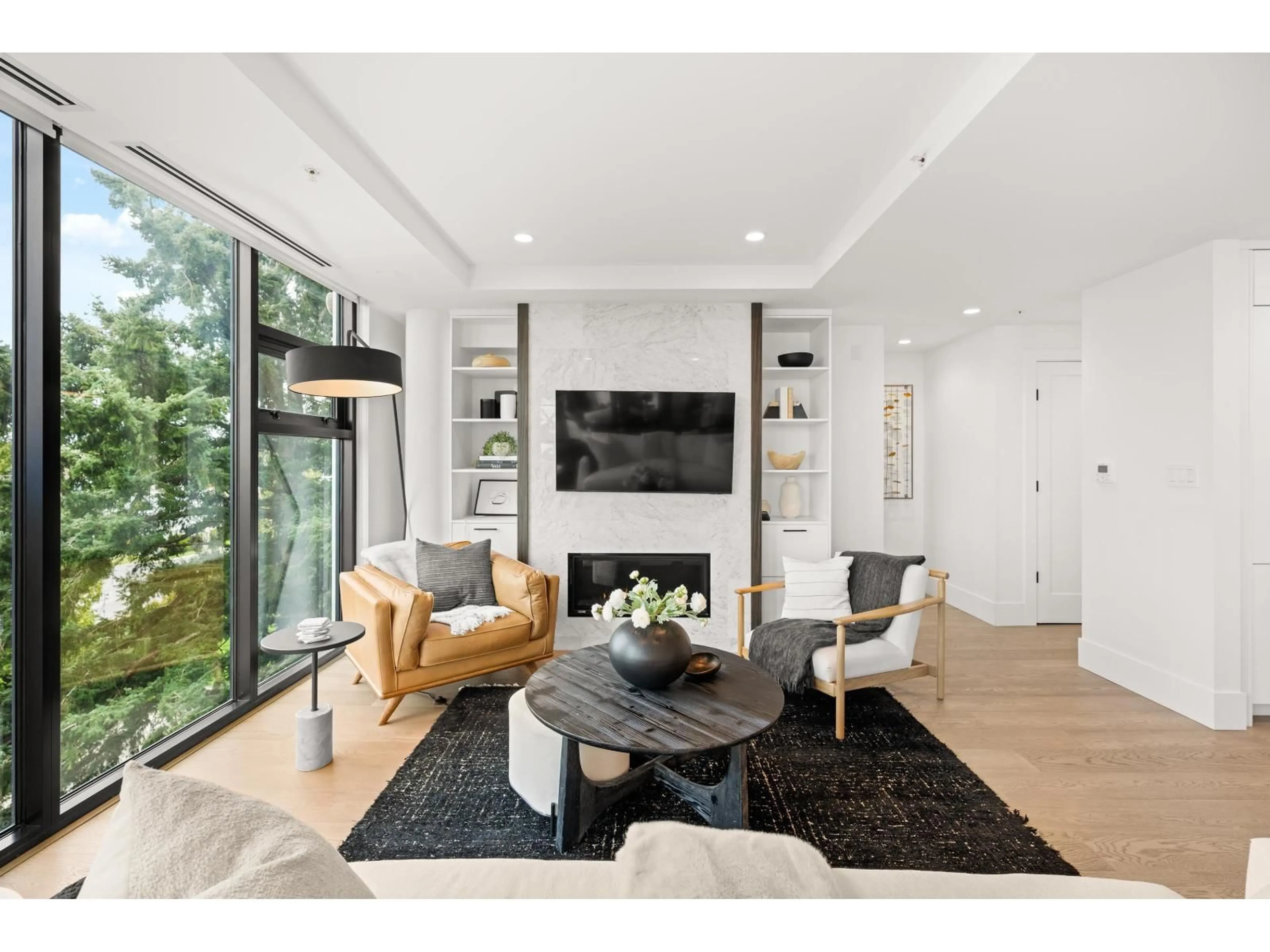 Living room with furniture, unknown for 602 - 14825 THRIFT AVENUE, White Rock British Columbia V4B2J6