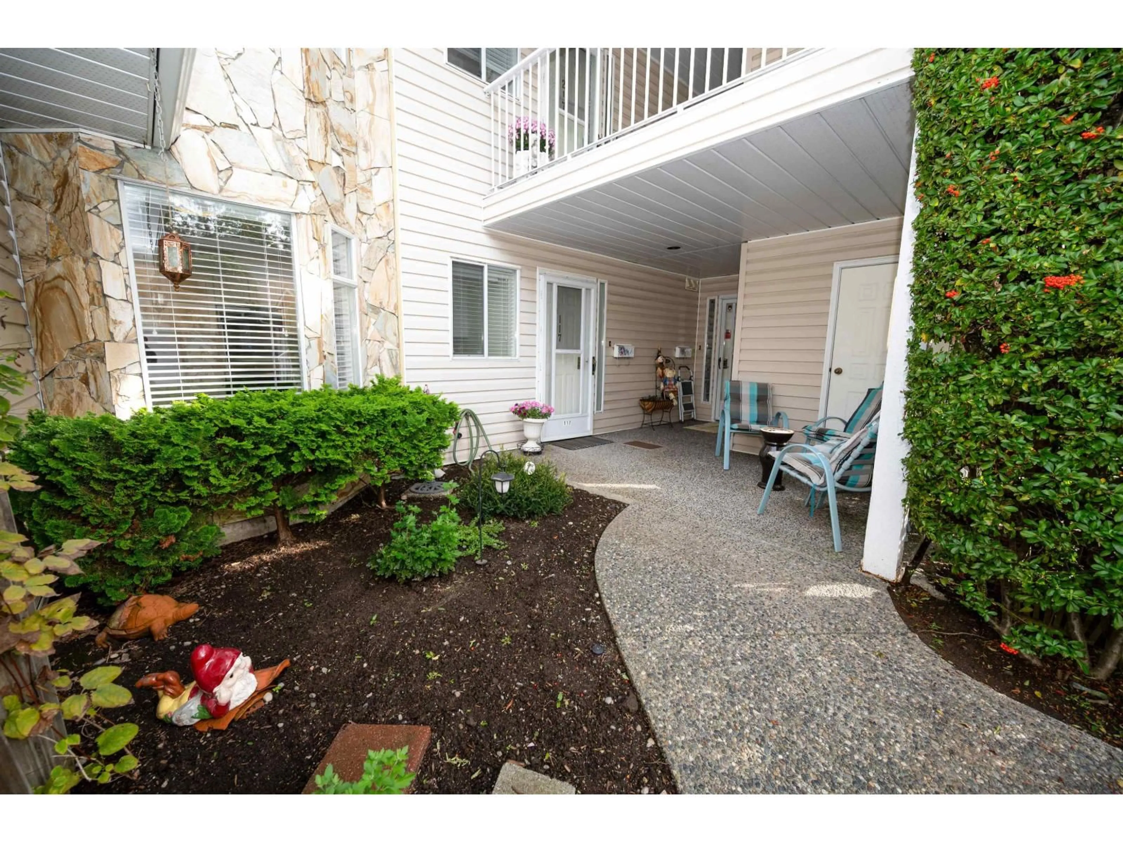 Patio, street for 117 - 10584 153 STREET, Surrey British Columbia V3R9V1