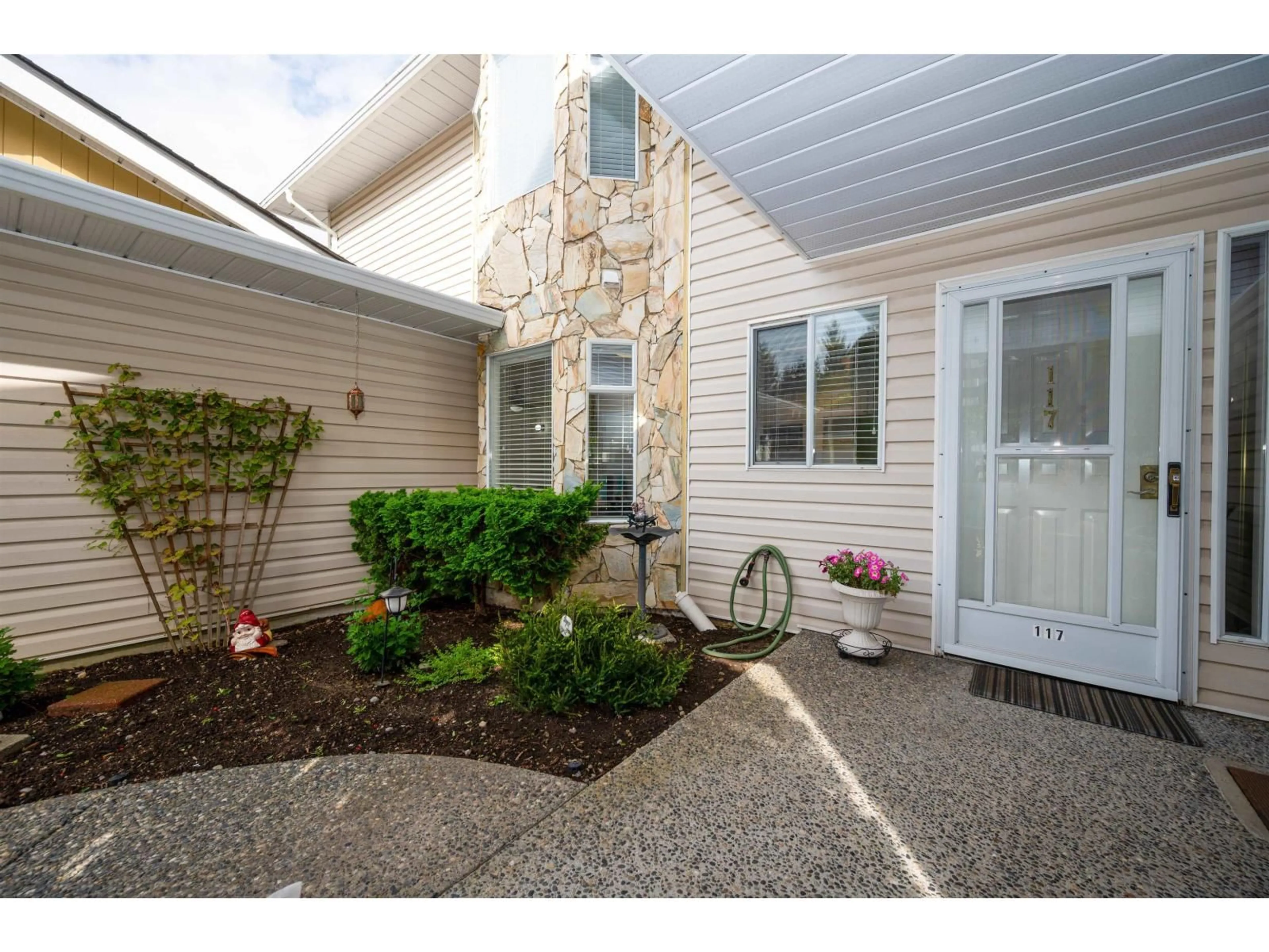 Indoor entryway for 117 - 10584 153 STREET, Surrey British Columbia V3R9V1