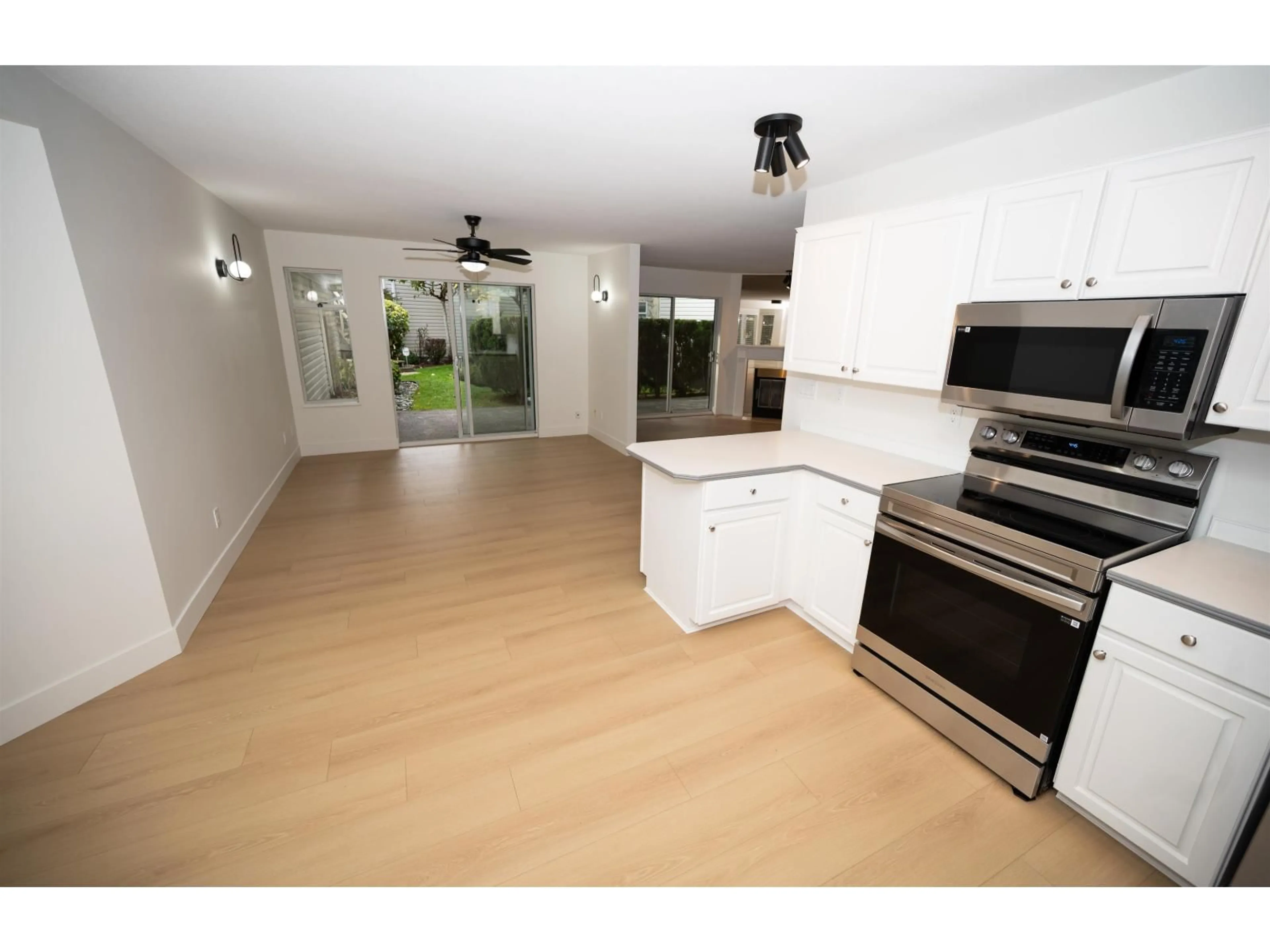 Open concept kitchen, unknown for 117 - 10584 153 STREET, Surrey British Columbia V3R9V1