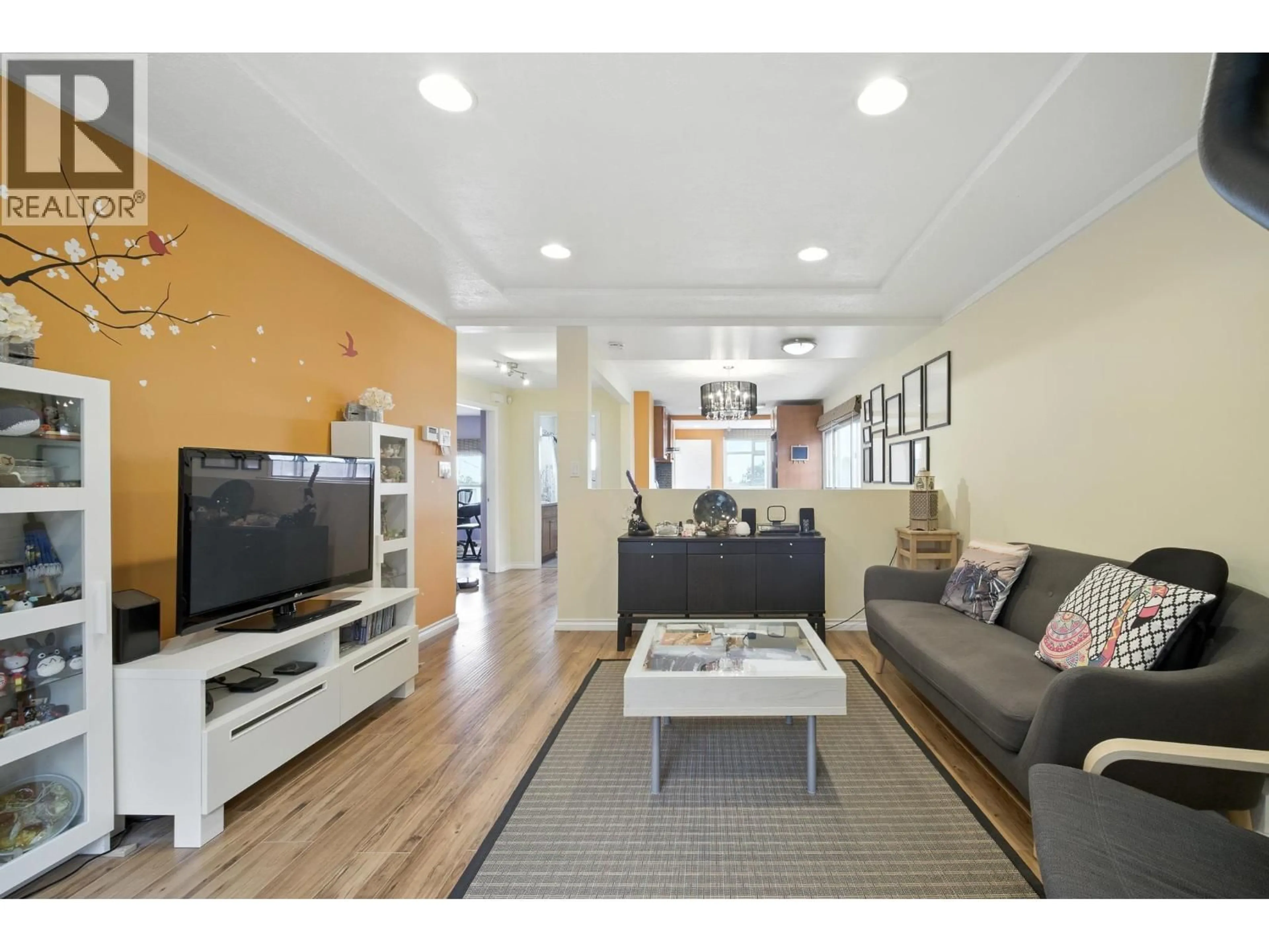 Living room with furniture, wood/laminate floor for 966 64TH AVENUE, Vancouver British Columbia V5X2N4