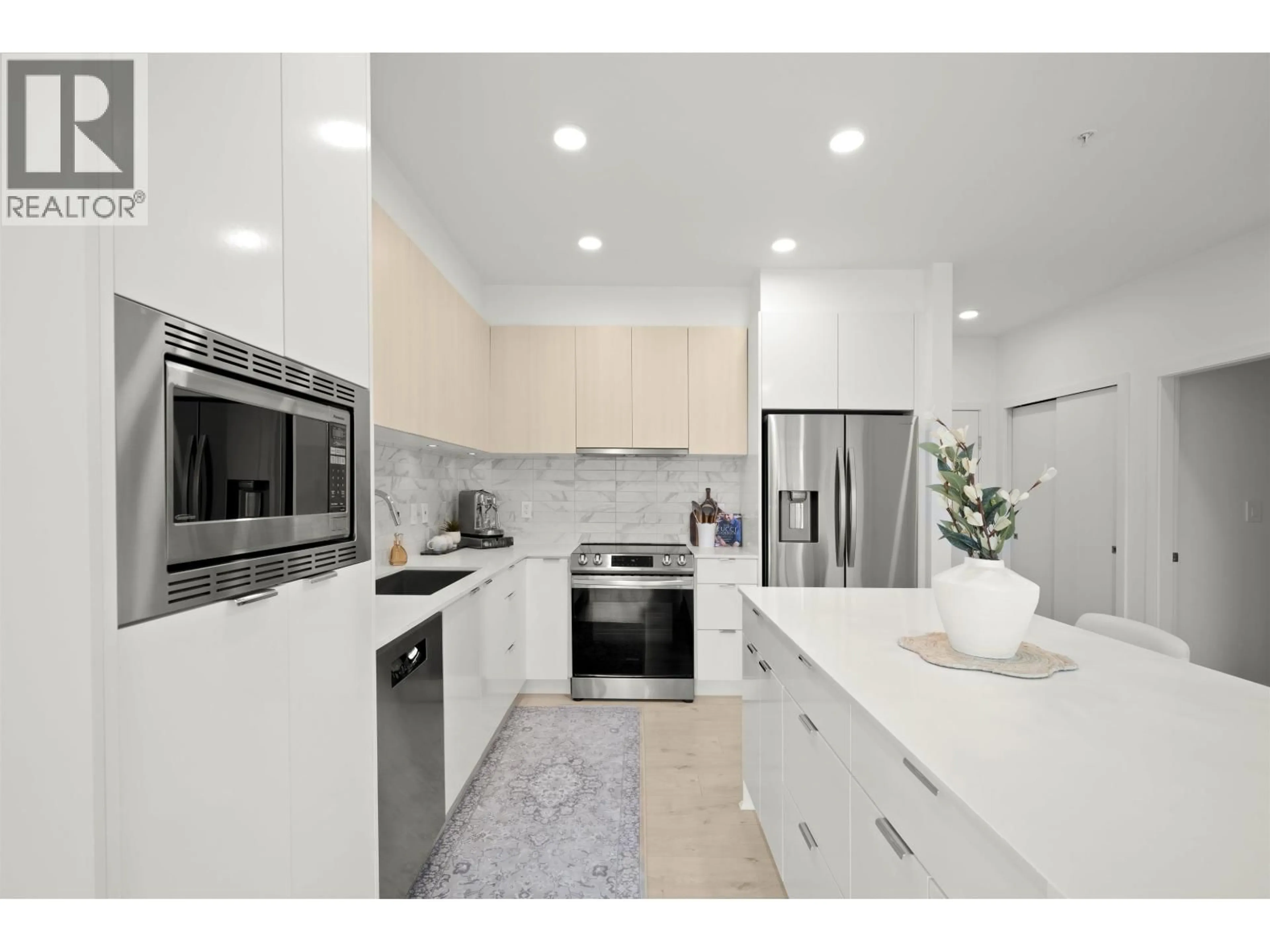 Contemporary kitchen, ceramic/tile floor for 219 - 1792 STARLING DRIVE, Tsawwassen British Columbia V4M0E4