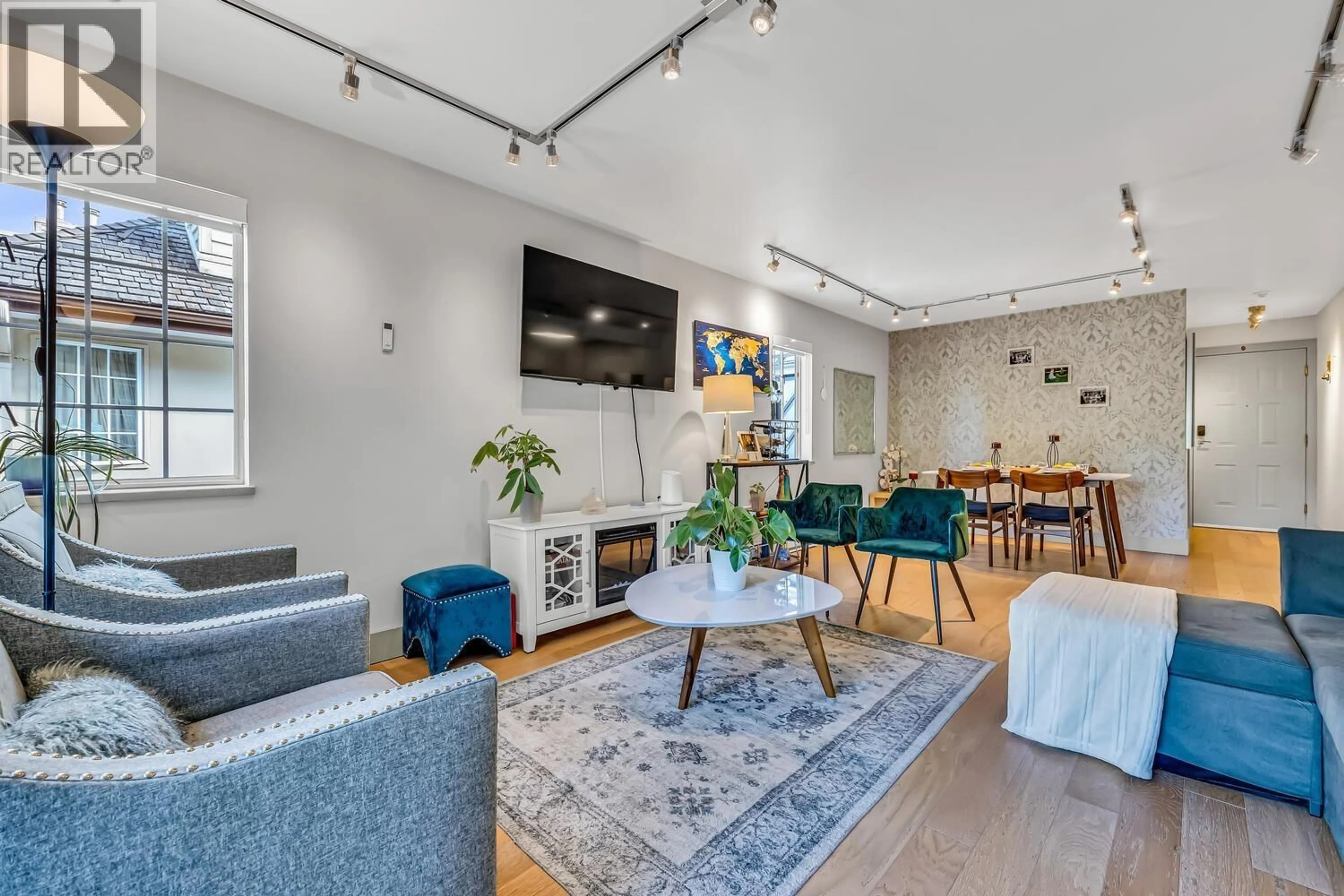 Living room with furniture, unknown for 302 - 3461 CURLE AVENUE, Burnaby British Columbia V5G4P4