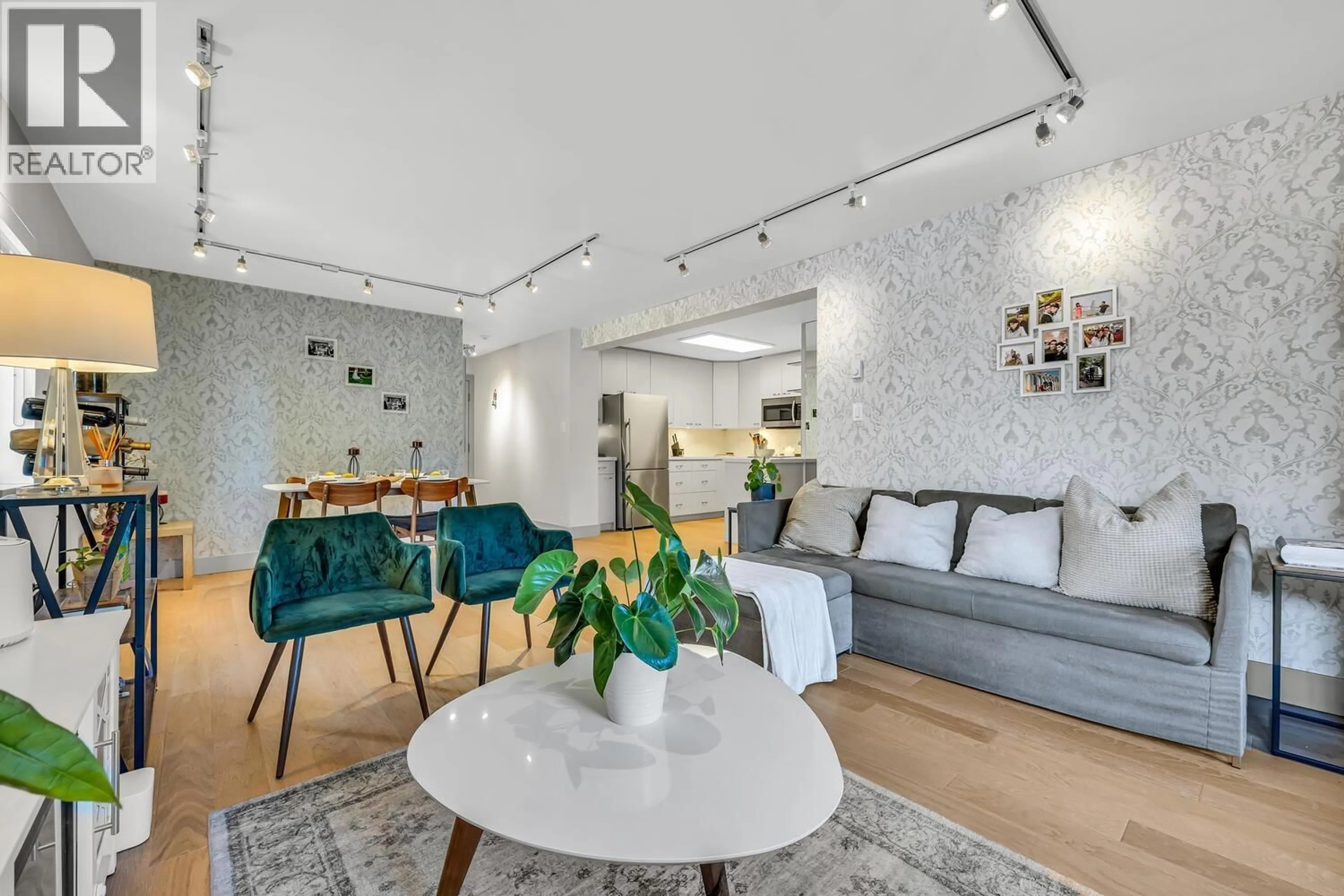 Living room with furniture, unknown for 302 - 3461 CURLE AVENUE, Burnaby British Columbia V5G4P4