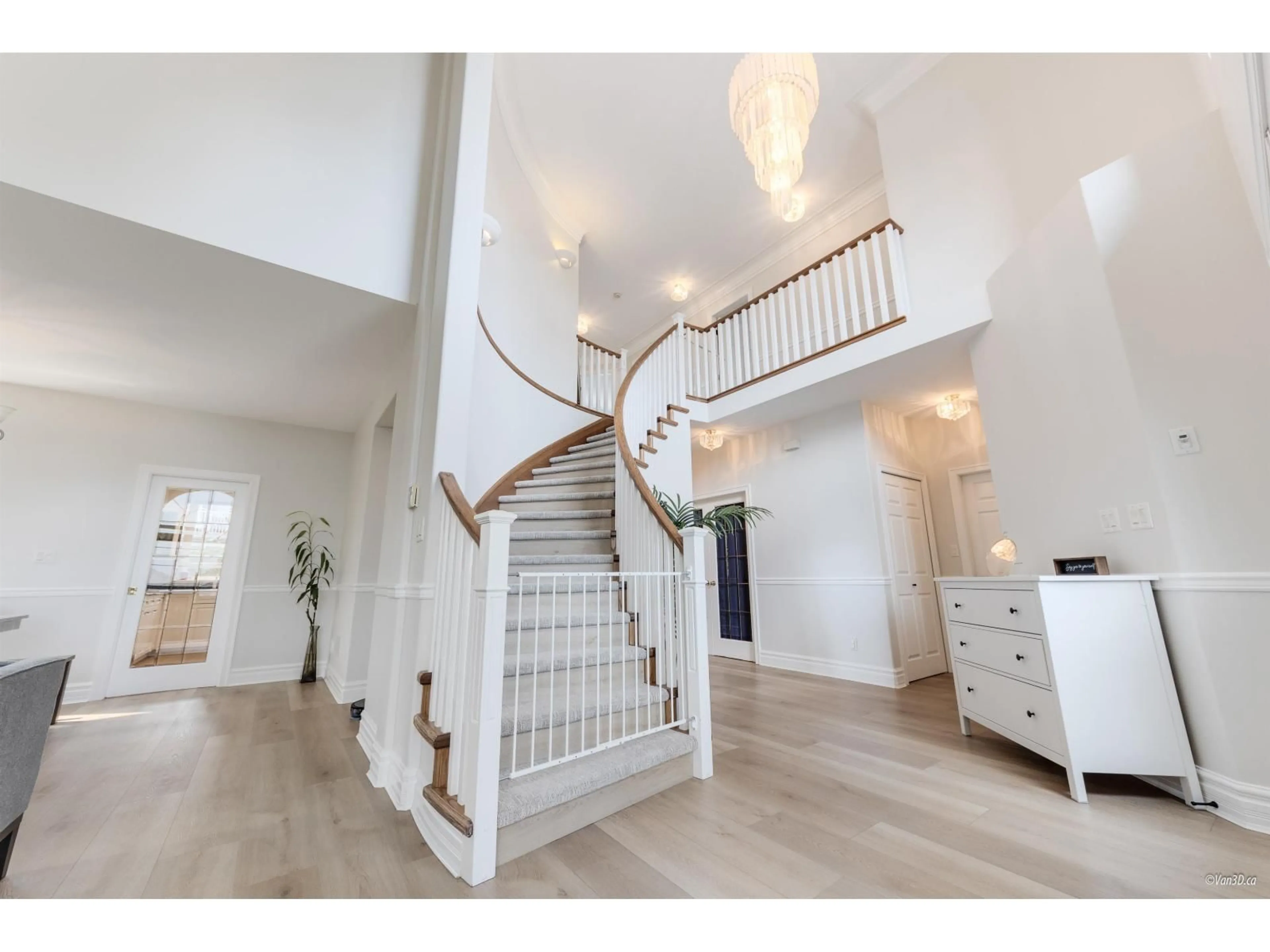Indoor foyer for 34758 PAKENHAM PLACE, Mission British Columbia V2V7A6