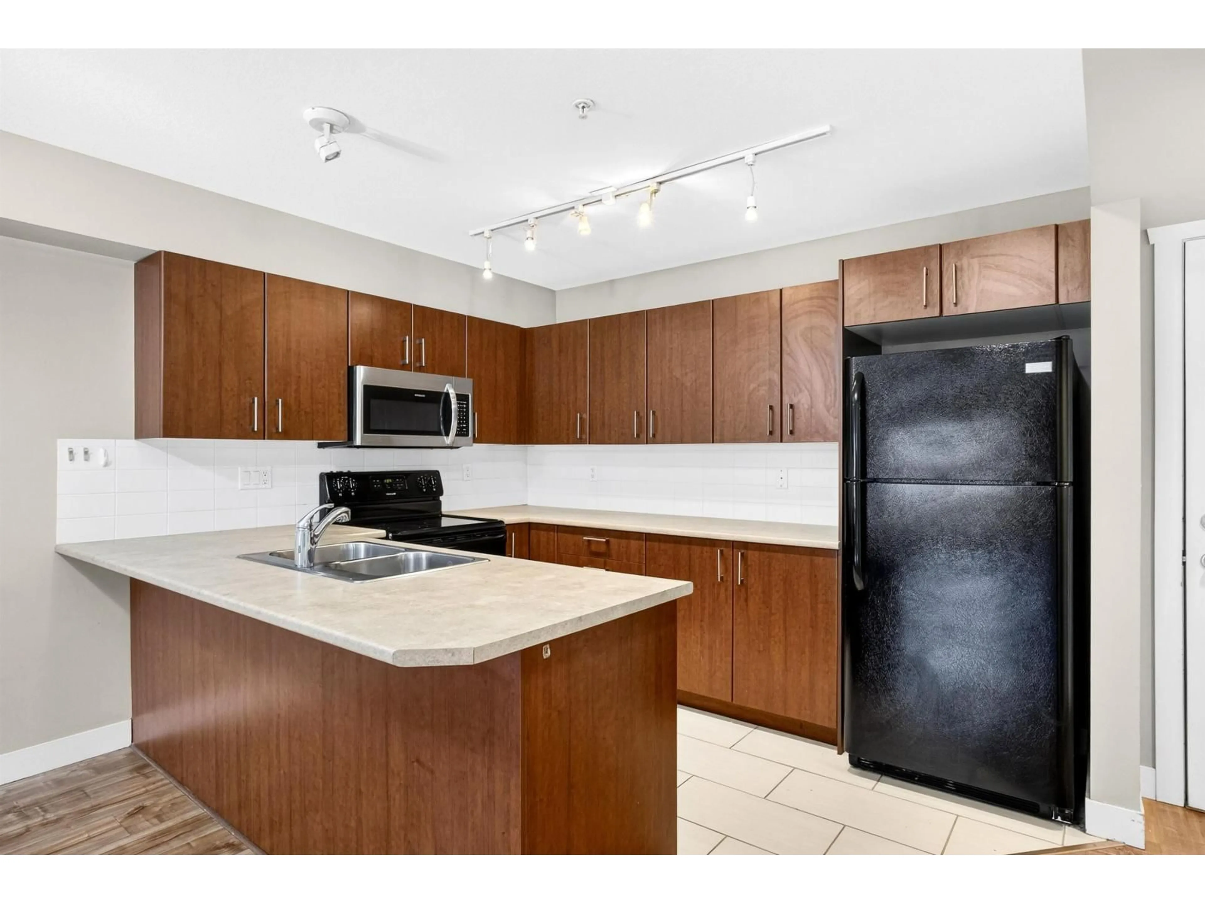 Standard kitchen, unknown for 201 - 45559 YALE ROAD, Chilliwack British Columbia V2P0B1