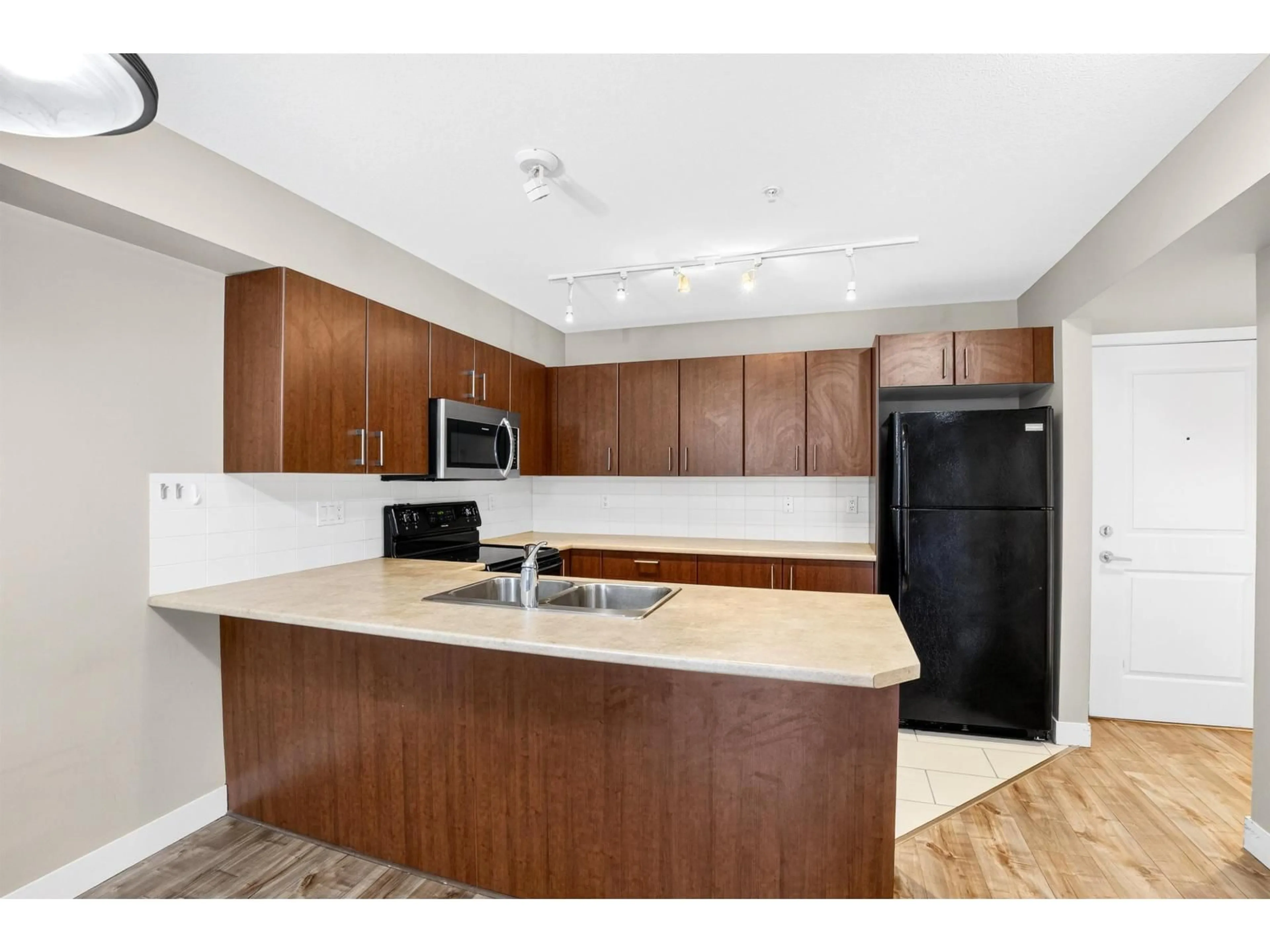 Standard kitchen, unknown for 201 - 45559 YALE ROAD, Chilliwack British Columbia V2P0B1