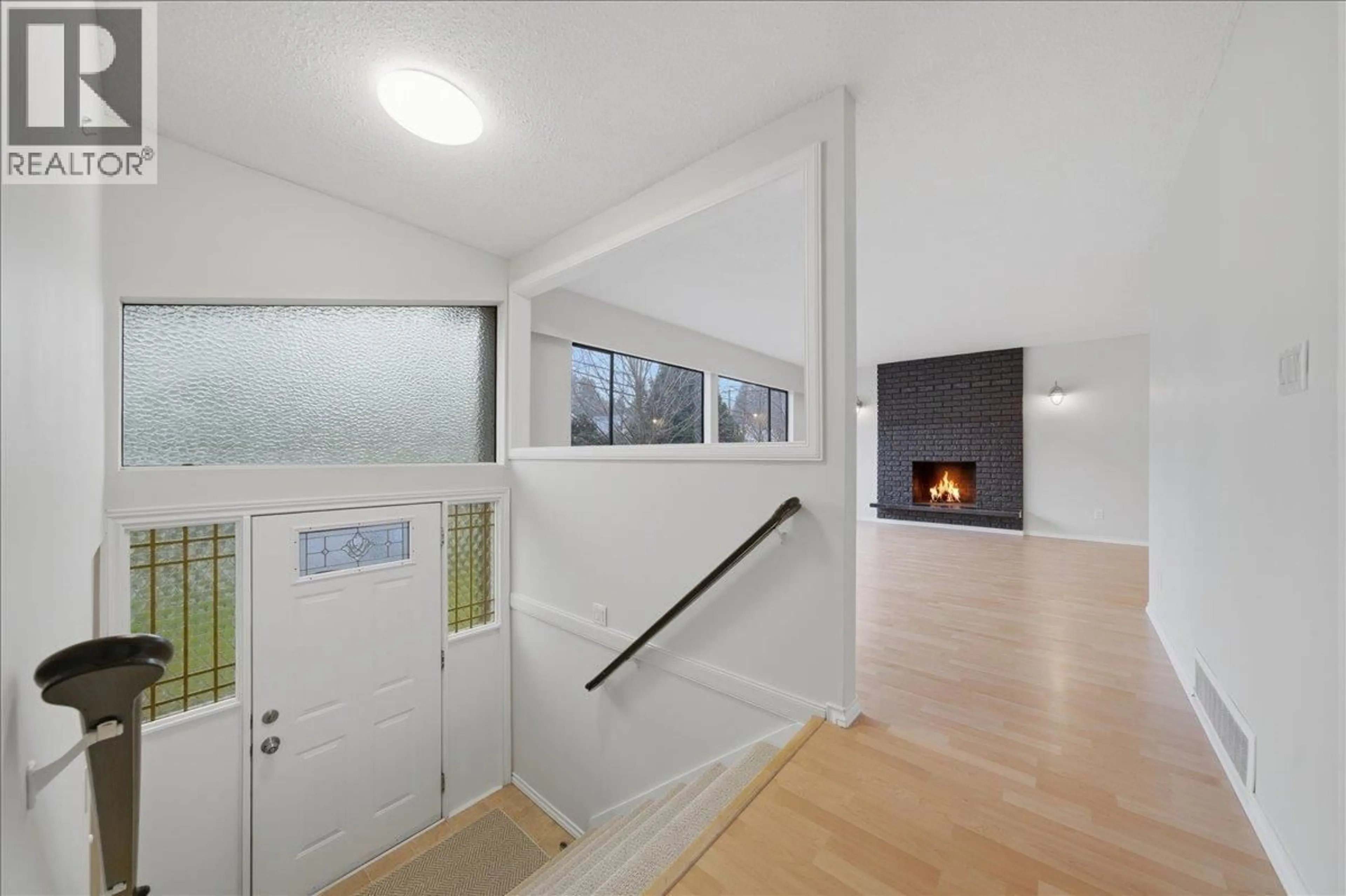 Indoor foyer for 19575 HAMMOND ROAD, Pitt Meadows British Columbia V3Y1L5