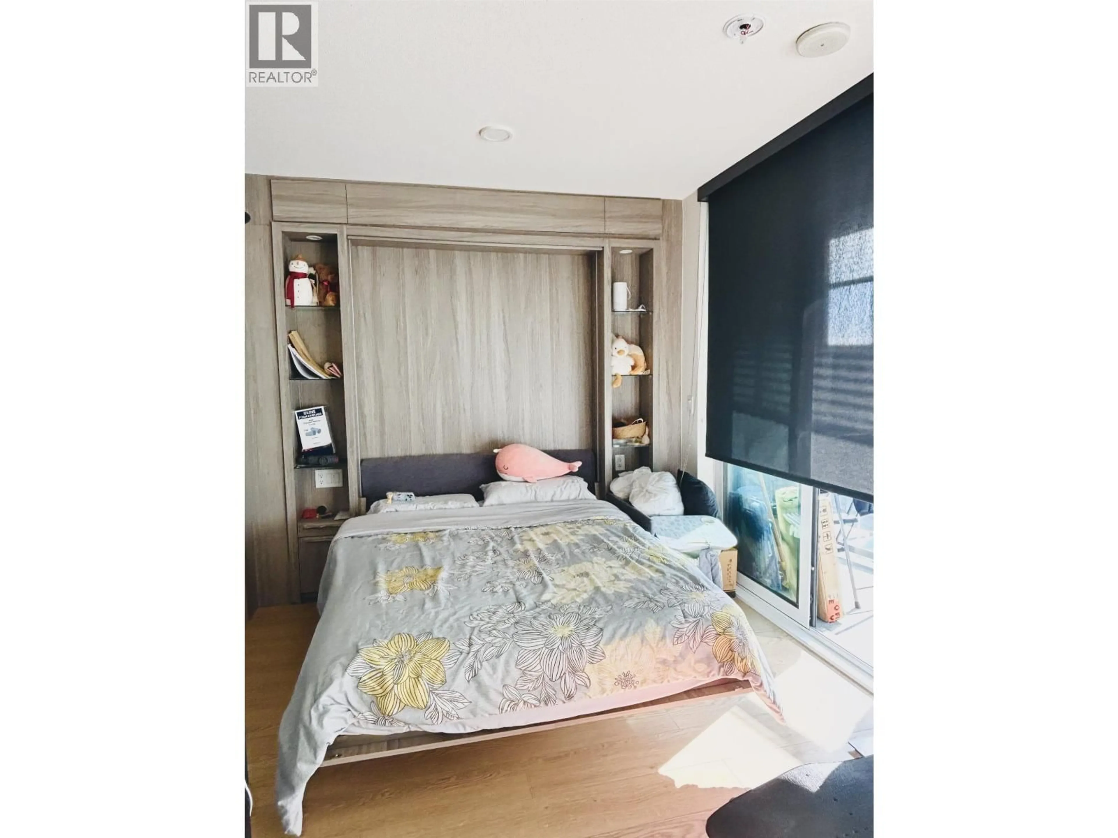 Bedroom with bed, wood/laminate floor for 886 - 87 NELSON STREET, Vancouver British Columbia V6Z0E8